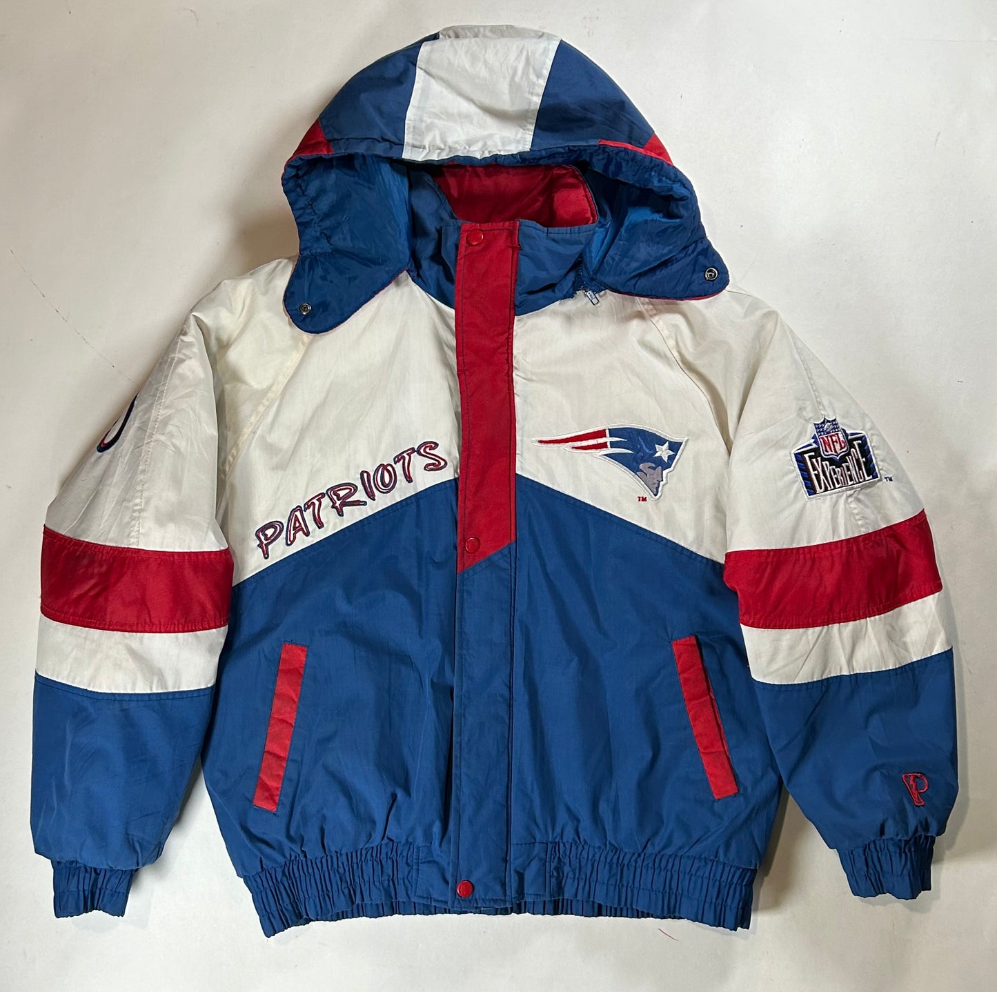 Vintage 90s New England Patriots NFL Graffiti Pro Player Puffer Jacket Tagged Medium Can Fit Large 26.25x27.5 Inches
