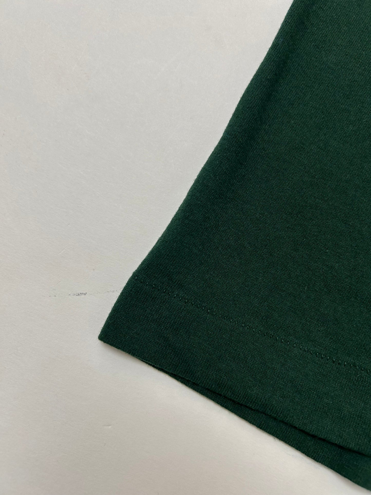 Edgewood NJ first edition “Deeper Than The Roots.” Tee Medium 19.25x28.75 Inches
 90s FOTL 100% Cotton USA Forest Green.

Size: