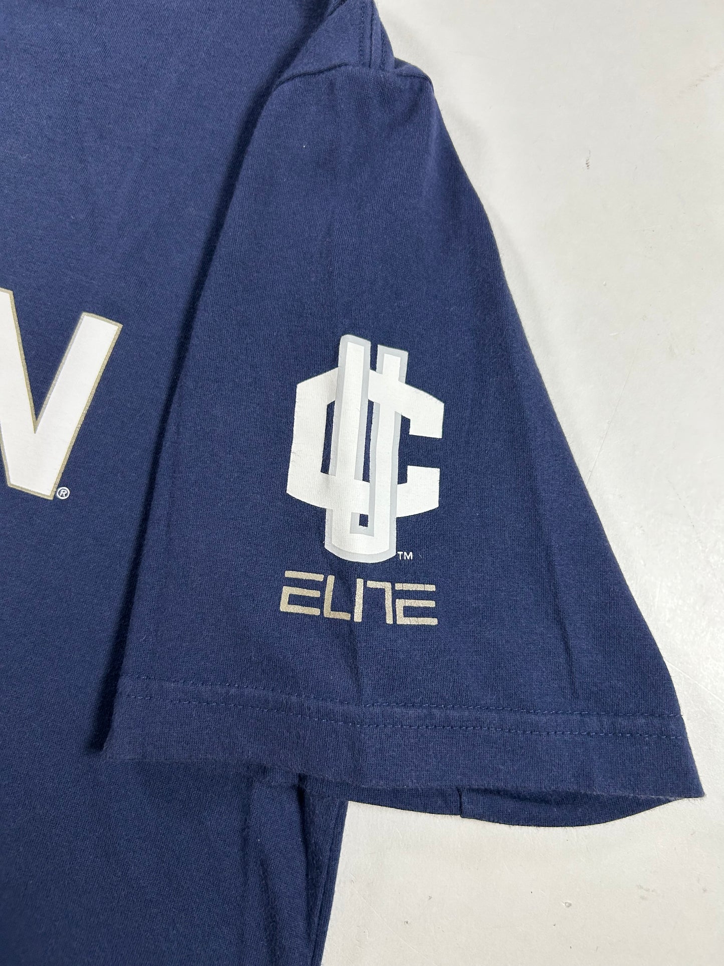 Connecticut Huskies Basketball Nike Team Dri-fit T-Size Large 22x29.5 Inches College Hoops