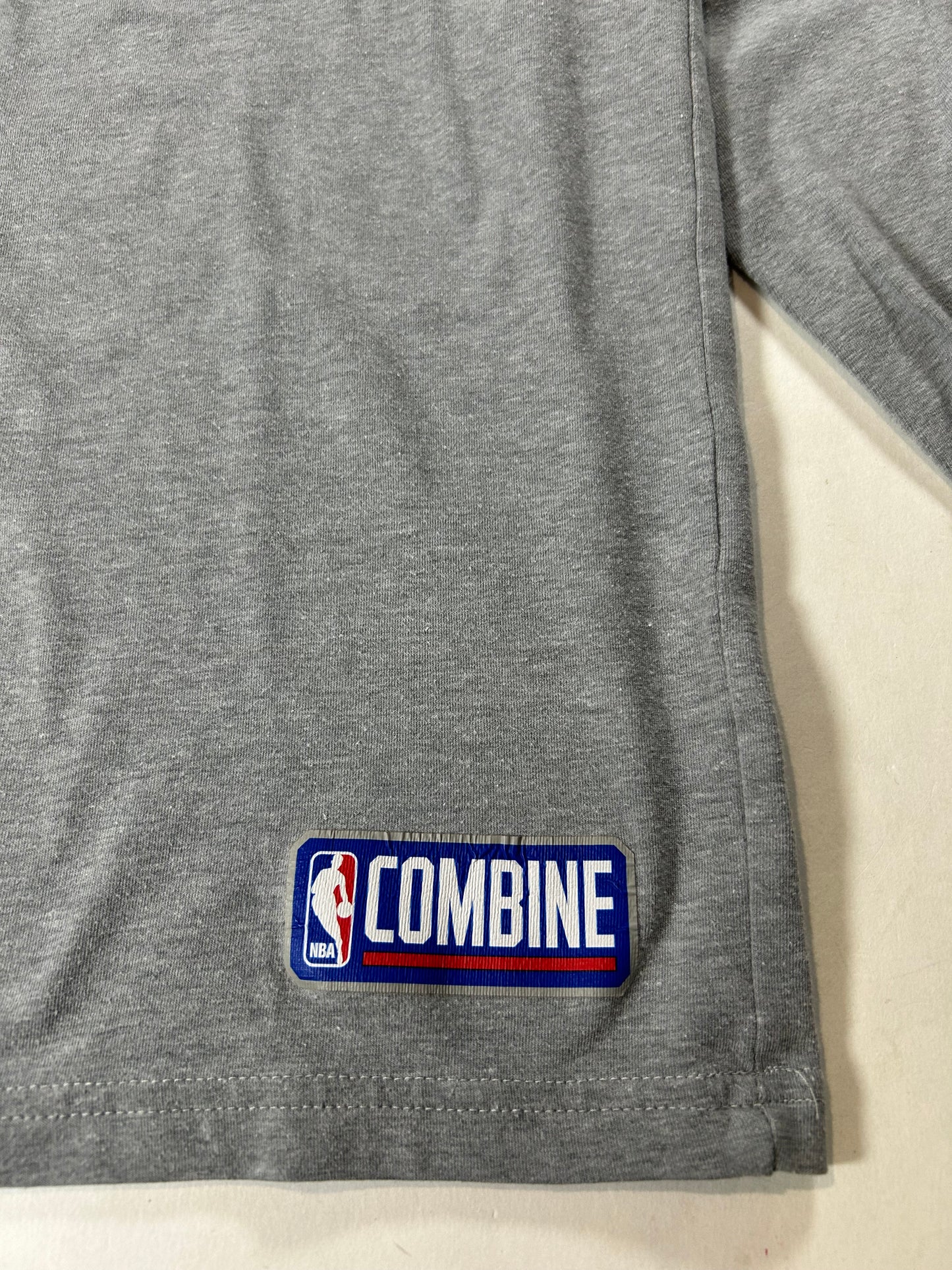 New York Knicks NBA Combine Under Armour HeatGear Gray XL Loose Fit 25.5x31.25 Inches Long Sleeve Shirt NYK