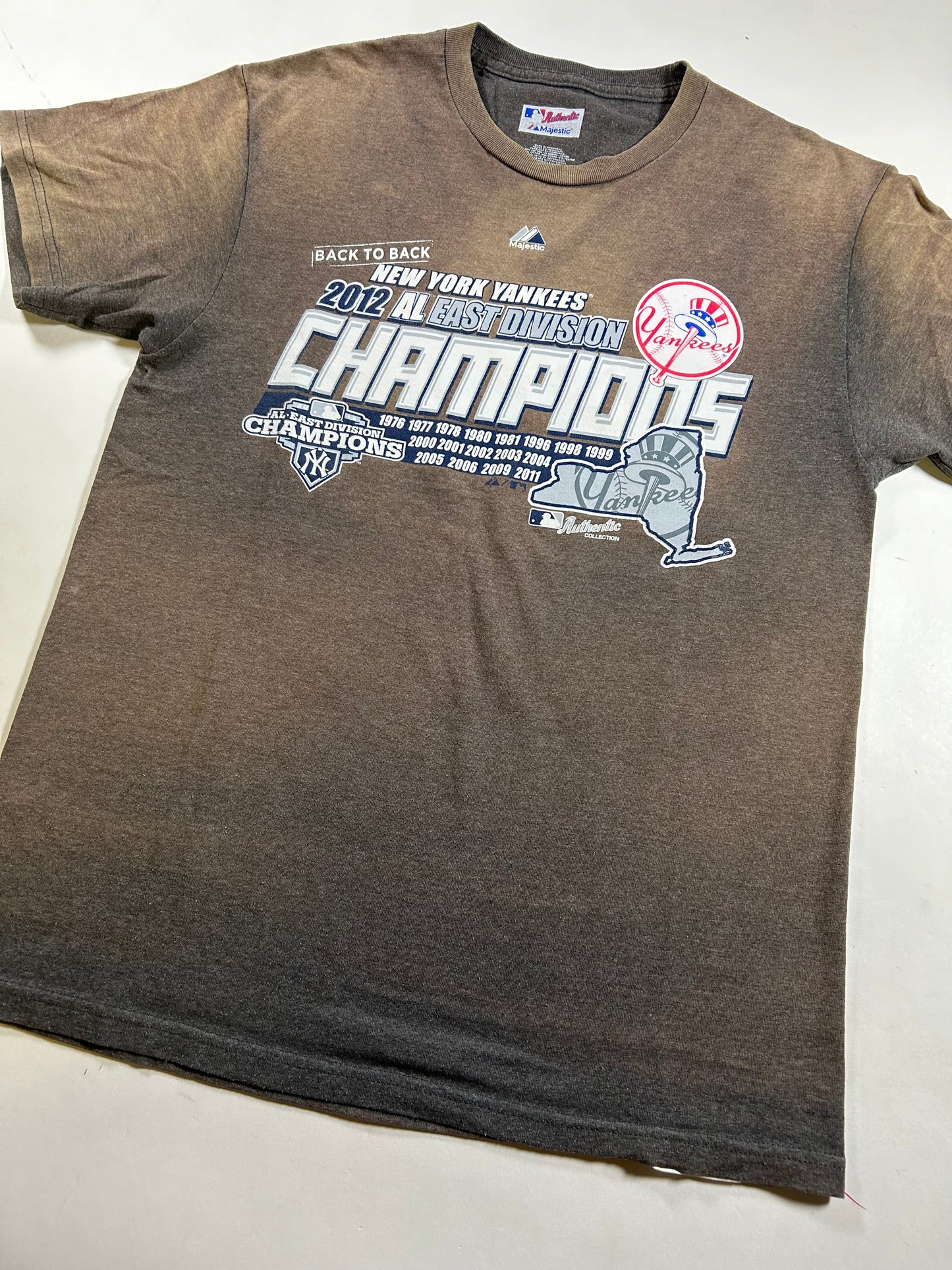 Majestic New York Yankees 2012 AL East Division Champions MLB Tee Medium 19.5x28 Inches Faded & Worn In