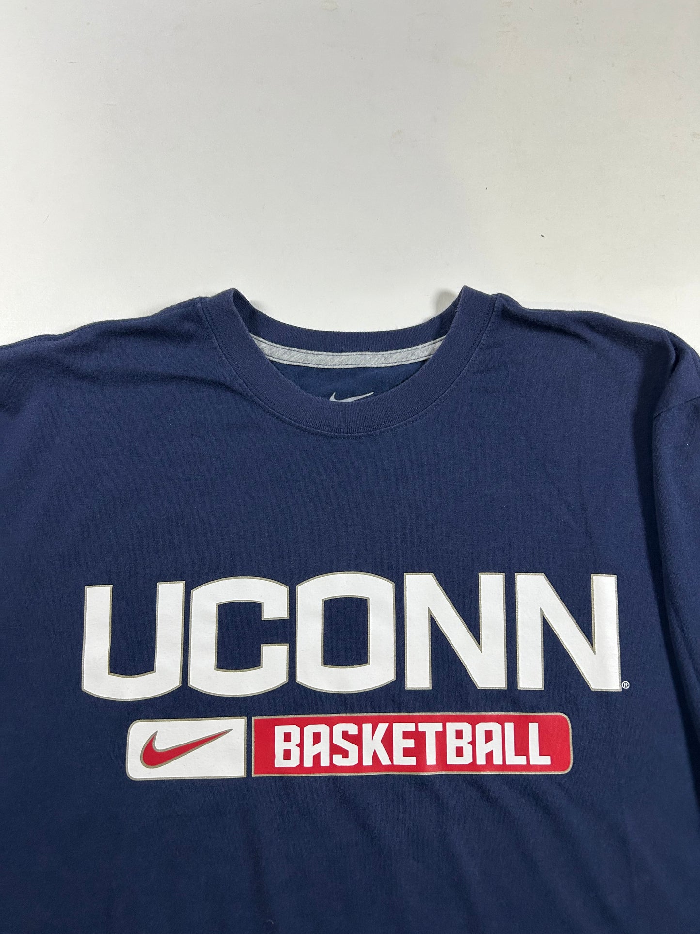 Connecticut Huskies Basketball Nike Team Dri-fit T-Size Large 22x29.5 Inches College Hoops