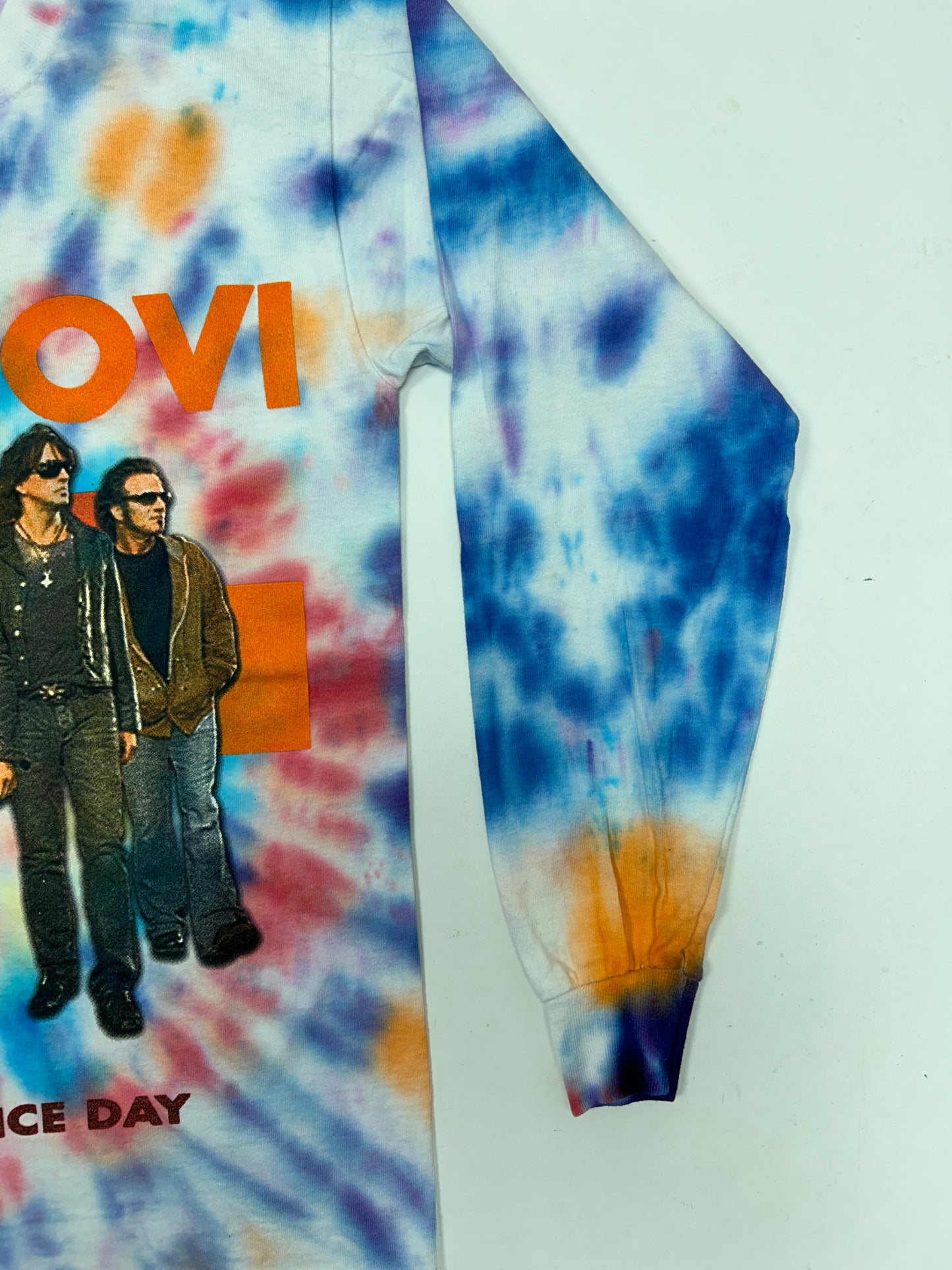 Vintage 2005-2006 Bon Jovi Have A Nice Day Tour Music Parking Lot Long Sleeve Tie-Dye Tee Small 19x26.75 Inches