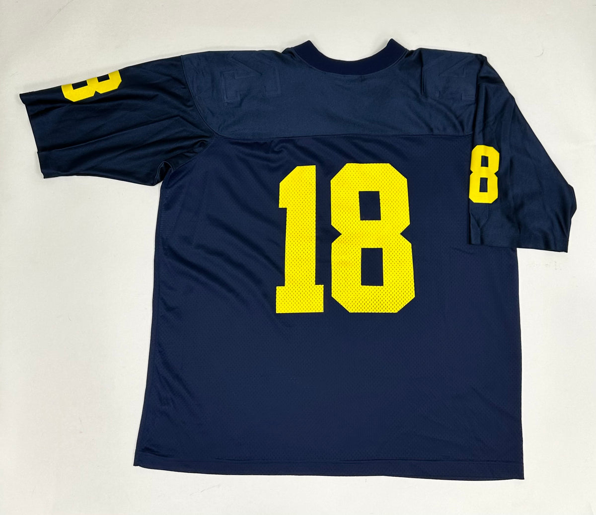 Vintage University Of Michigan Wolverines #18 Nike NCAA Football Jersey Medium/Large Fit 27.25x32.25 Inches