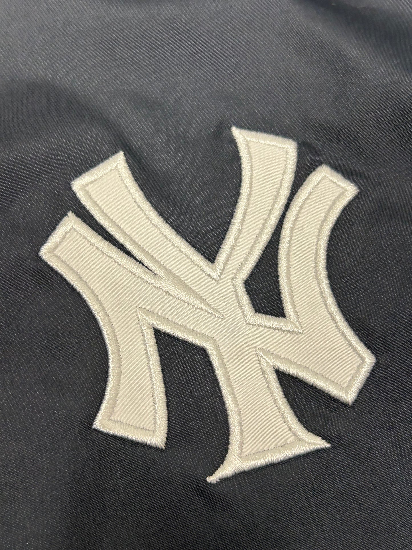 Majestic New York Yankees MLB Pullover Windbreaker Light Jacket Youth XL Fits Adult Small 22x30.25 Inches