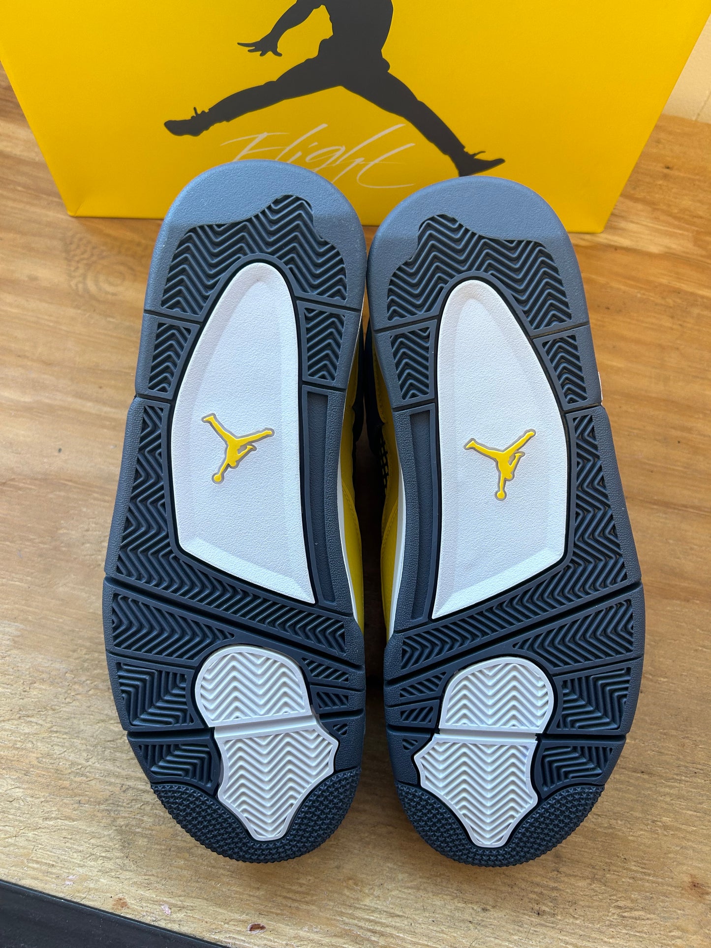 2021 Nike Air Jordan 4 Retro Lightning Nike Basketball Michael Jordan Sneaker Size 10 DS Brand New