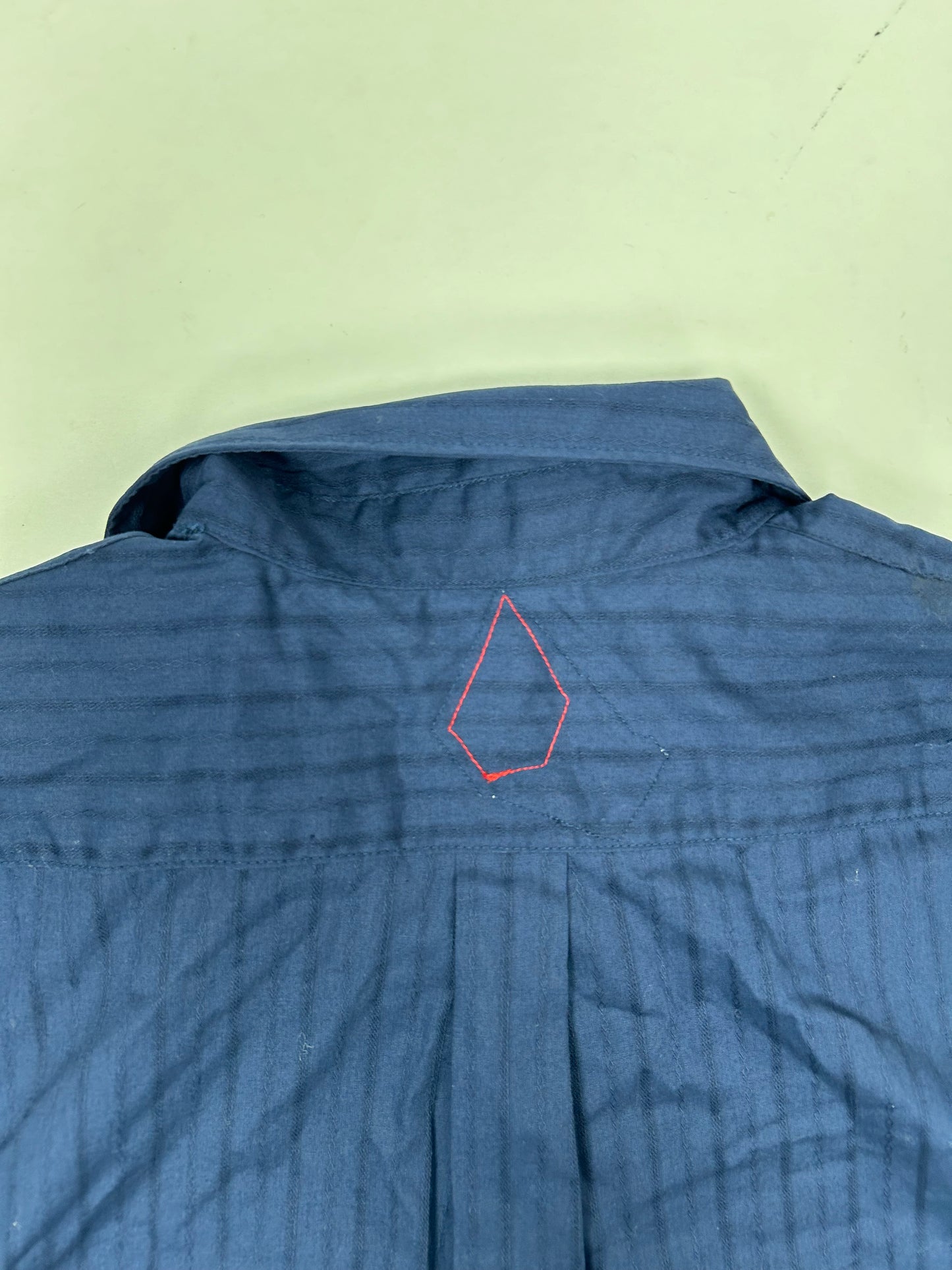 Volcom Stone Button Up Short Sleeve Polo Shirt Skateboarding Surf Large 23x31.25/32.25 Inches