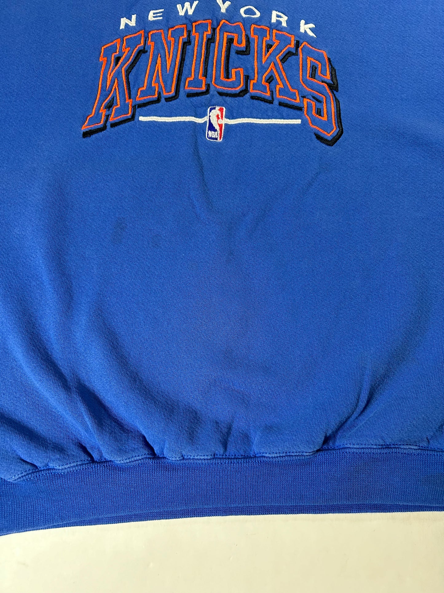 Vintage 90s New York Knicks NBA Embroidered Logo Crewneck Sweatshirt Logo Athletic Thrashed Well Worn In Boxy Large/Medium Fit 25x25 Inches