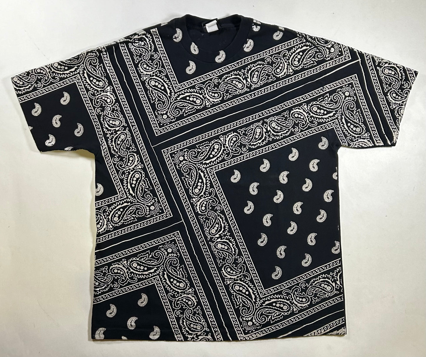 Vintage 2000s Y2k Hybrid T-Shirt Black Paisley Bandana Skater Grunge Skate Tee XL 23.25x31 Inches