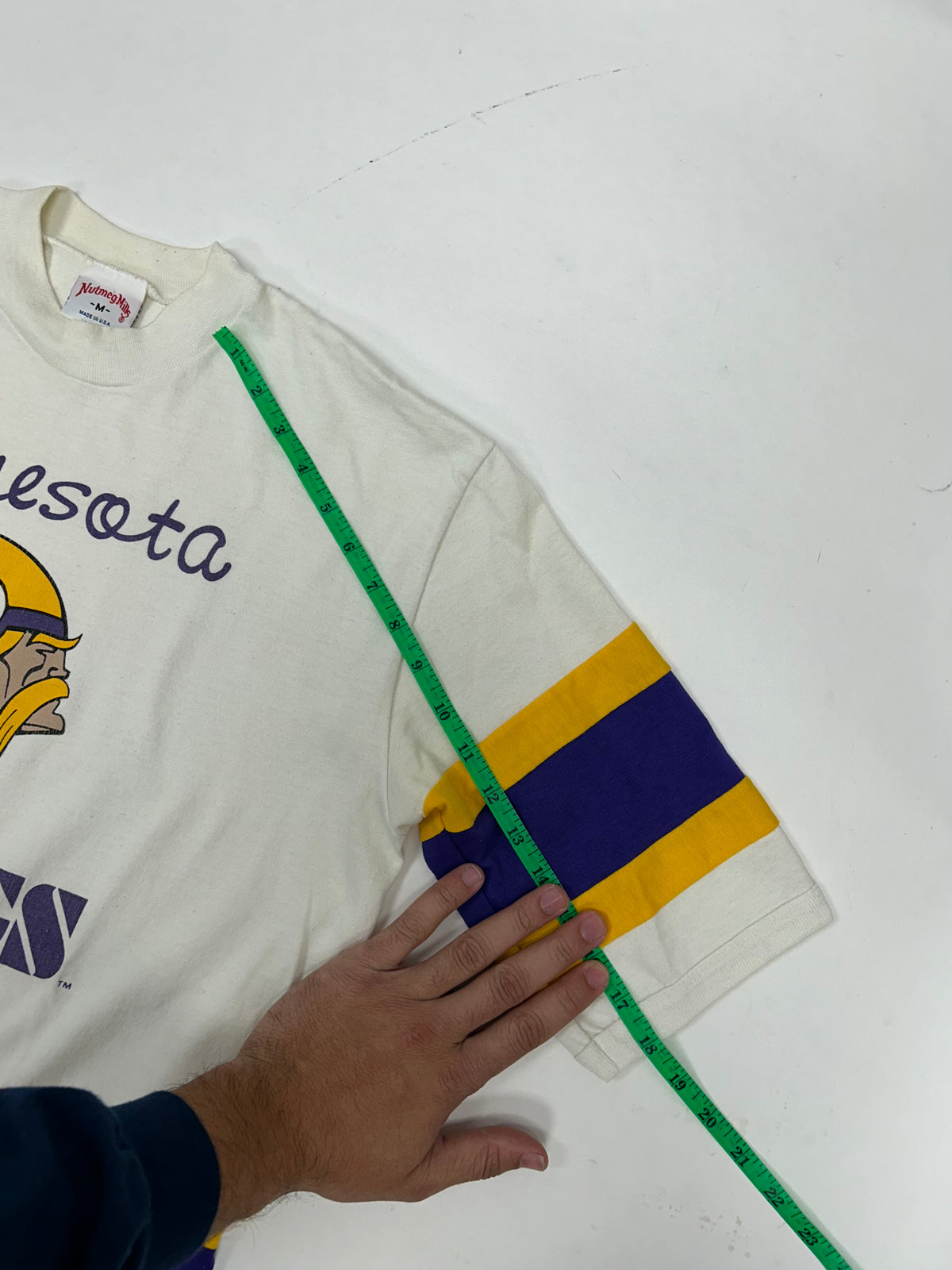 Vintage Minnesota Vikings NFL Nutmeg Mills T-shirt Medium 21.5x28.25/30 Inch 80s