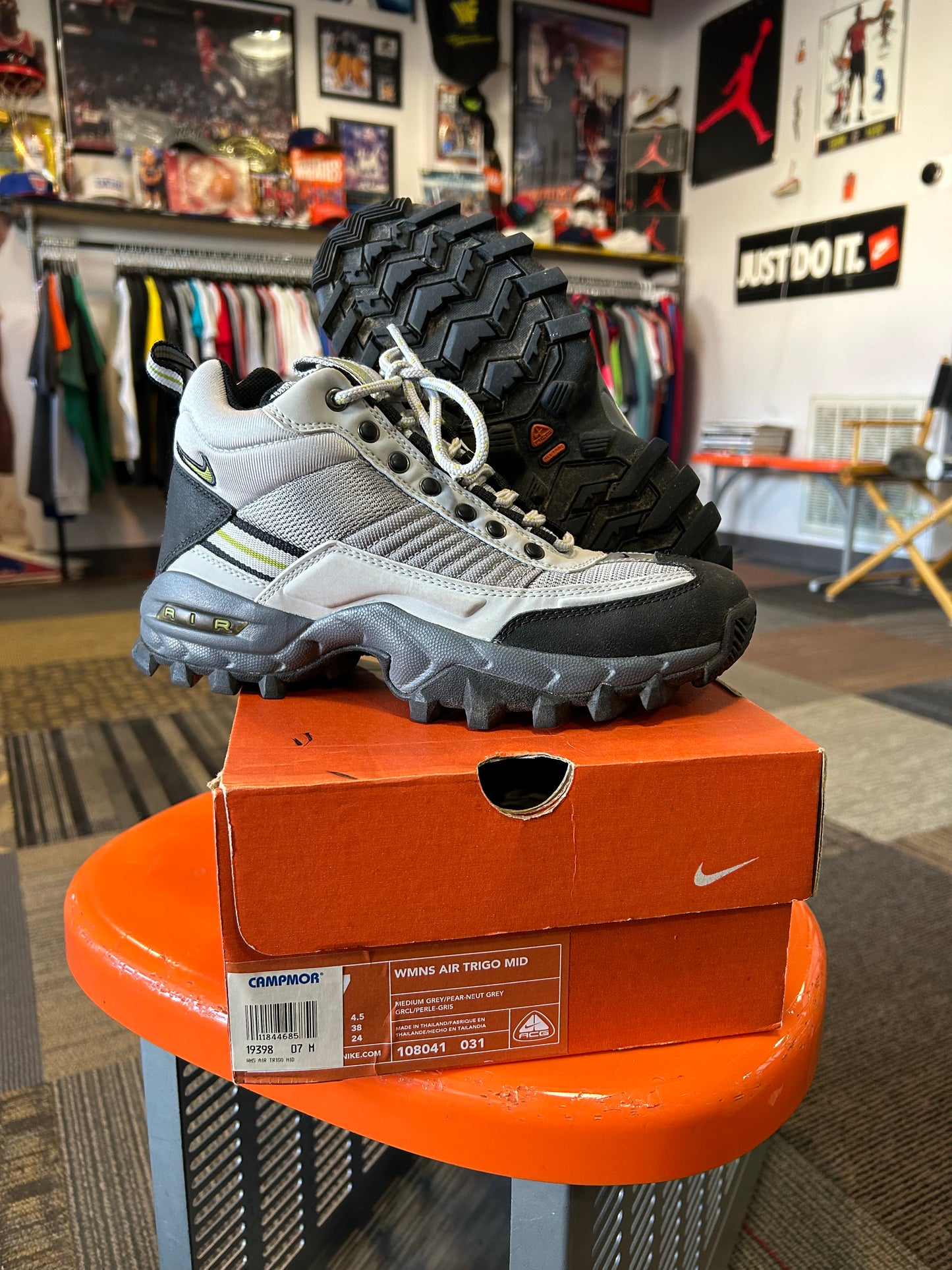 Vintage 2001 Nike ACG WMNS Air Trio Mid Used In Good Condition With Box Women’s 7 Wear At Your Own Risk