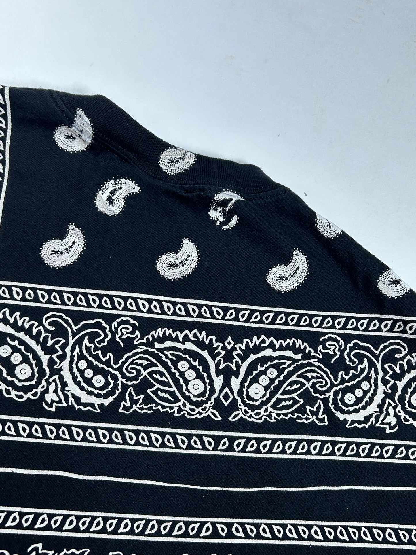 Vintage 2000s Y2k Hybrid T-Shirt Black Paisley Bandana Skater Grunge Skate Tee XL 23.25x31 Inches