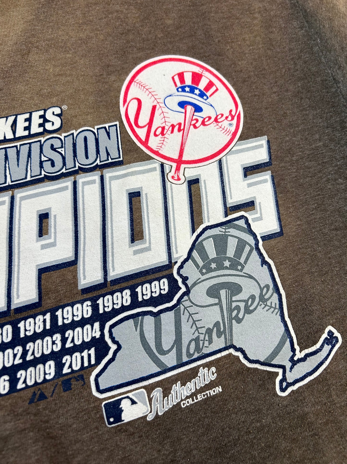 Majestic New York Yankees 2012 AL East Division Champions MLB Tee Medium 19.5x28 Inches Faded & Worn In