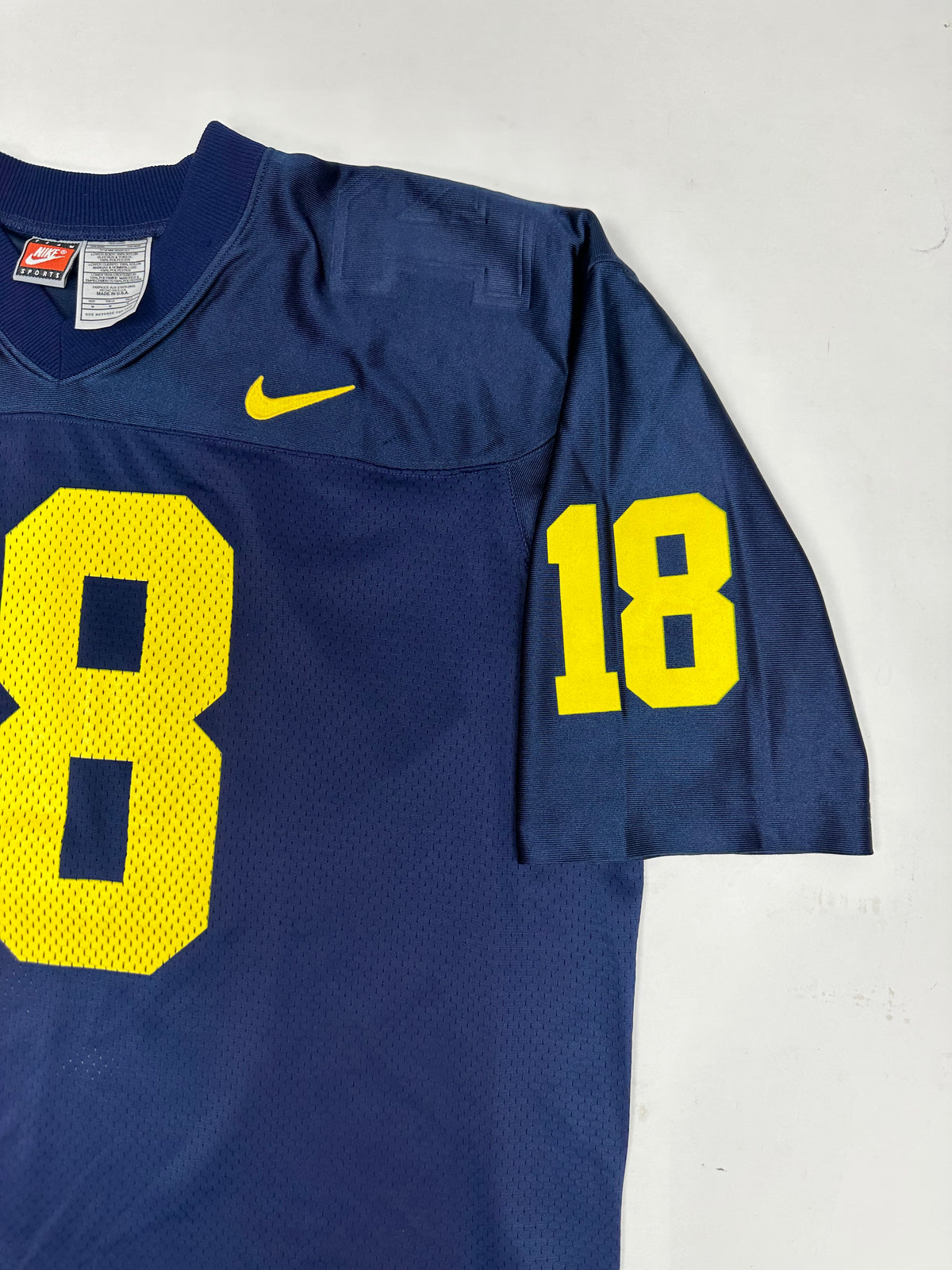 Vintage University Of Michigan Wolverines #18 Nike NCAA Football Jersey Medium/Large Fit 27.25x32.25 Inches