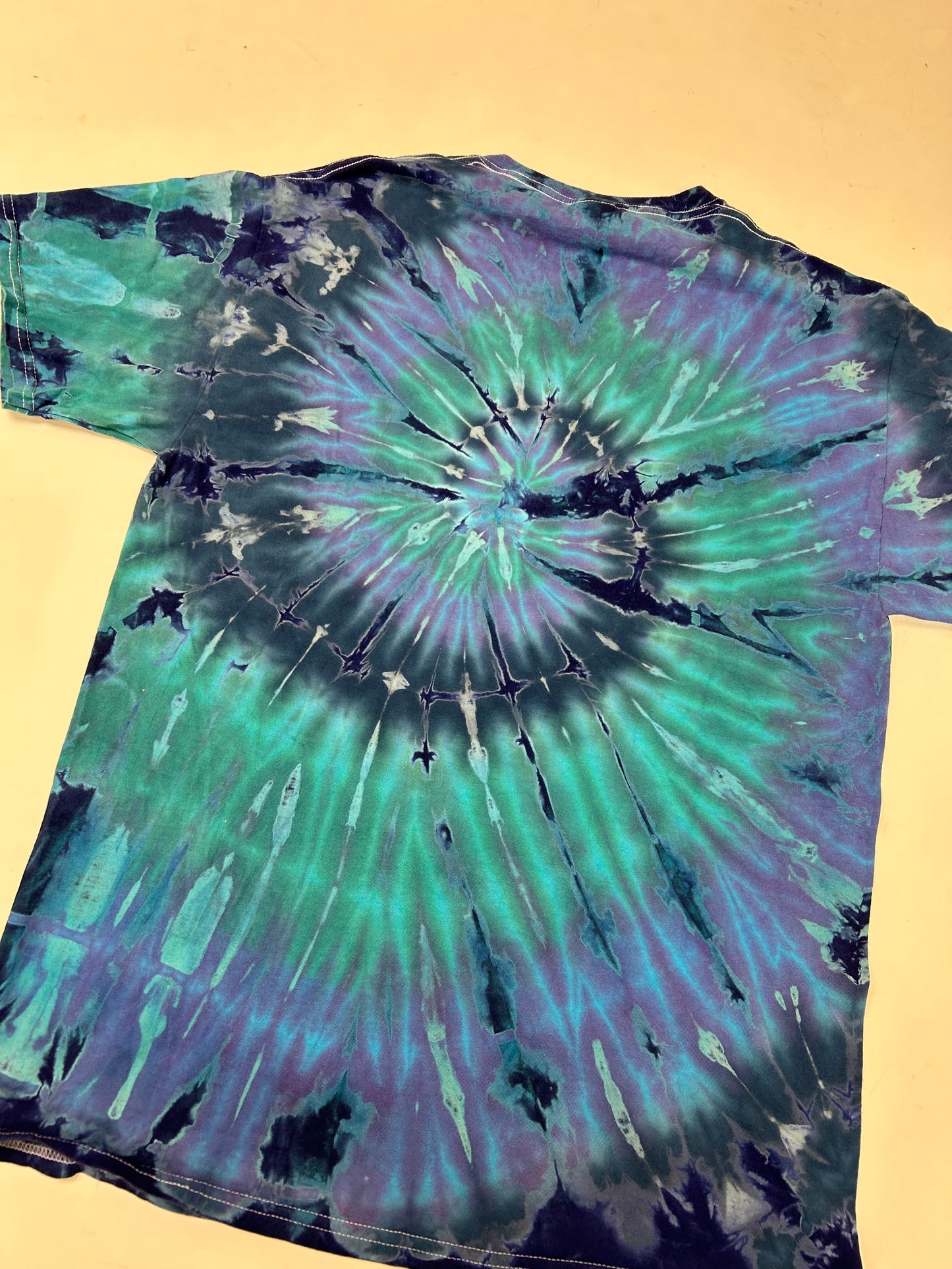 2018 Grateful Dead Turtles Music Band Group Tie-Dye Graphic Tee Medium 19.25x27.75 Inches