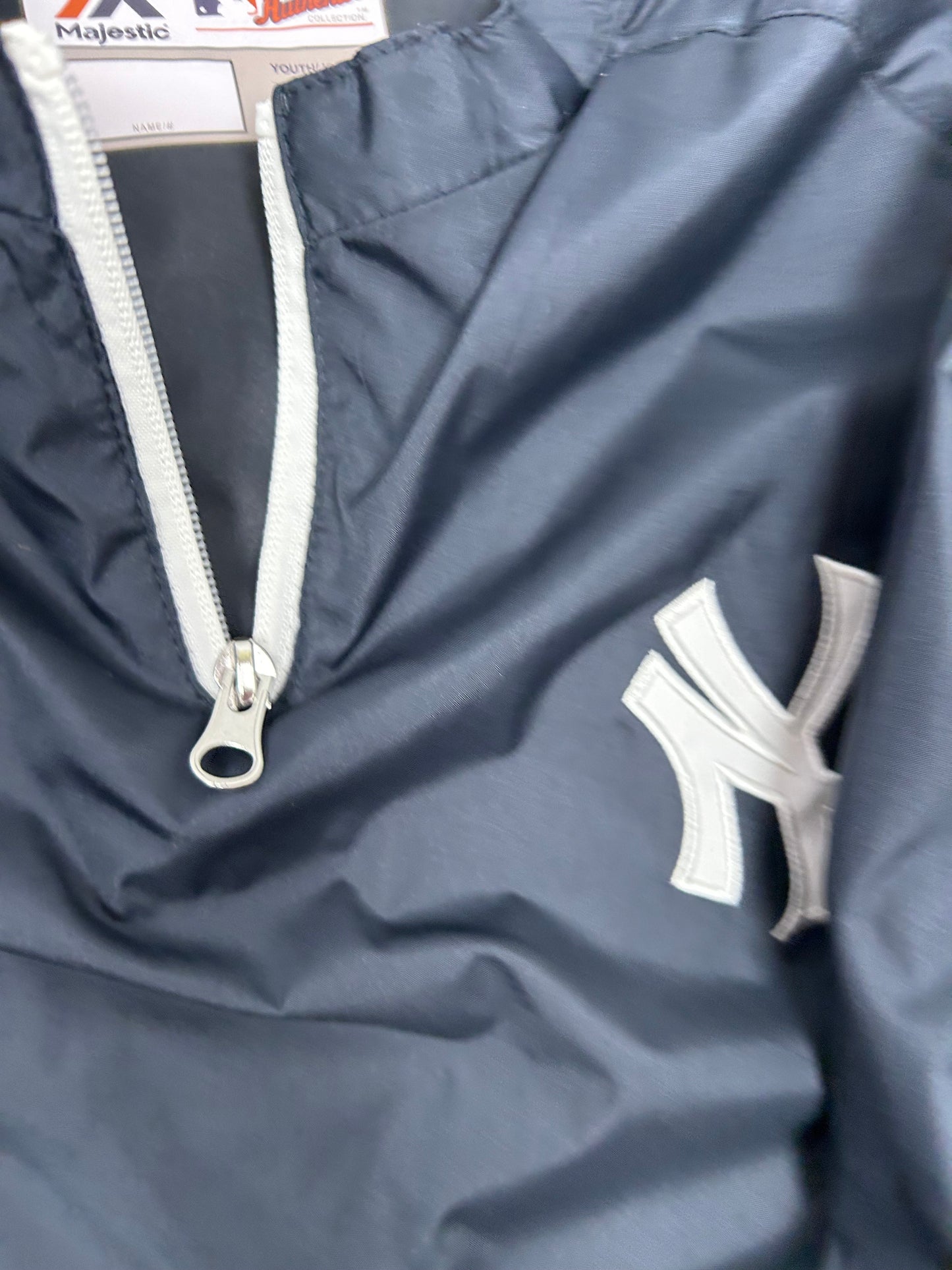 Majestic New York Yankees MLB Pullover Windbreaker Light Jacket Youth XL Fits Adult Small 22x30.25 Inches