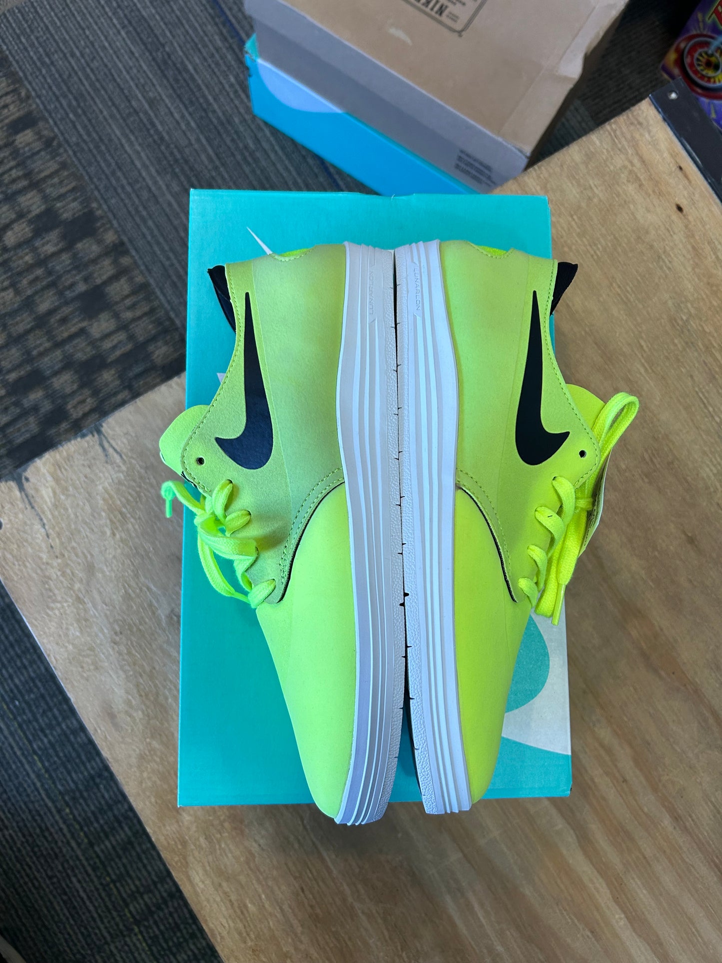 Nike SB Lunar Oneshot Volt/Black 631044-700 Size 8 Brand New With Marks As Is