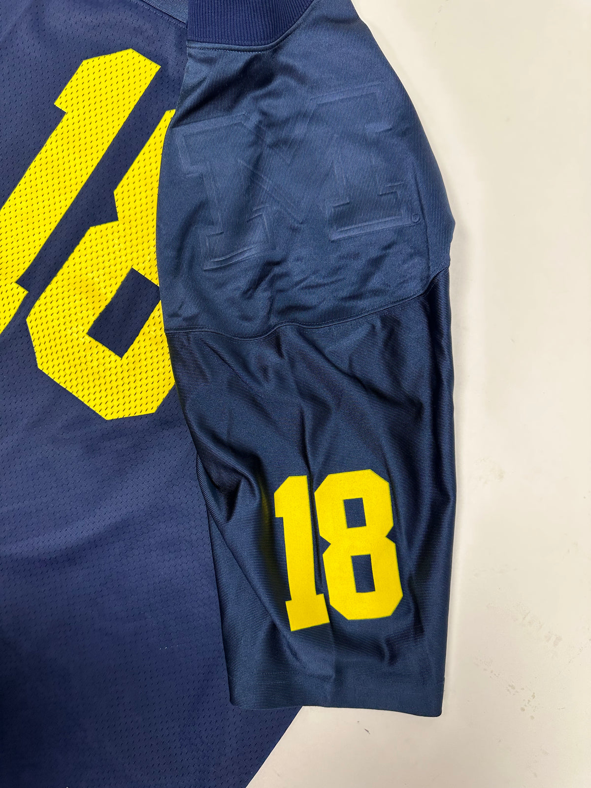Vintage University Of Michigan Wolverines #18 Nike NCAA Football Jersey Medium/Large Fit 27.25x32.25 Inches