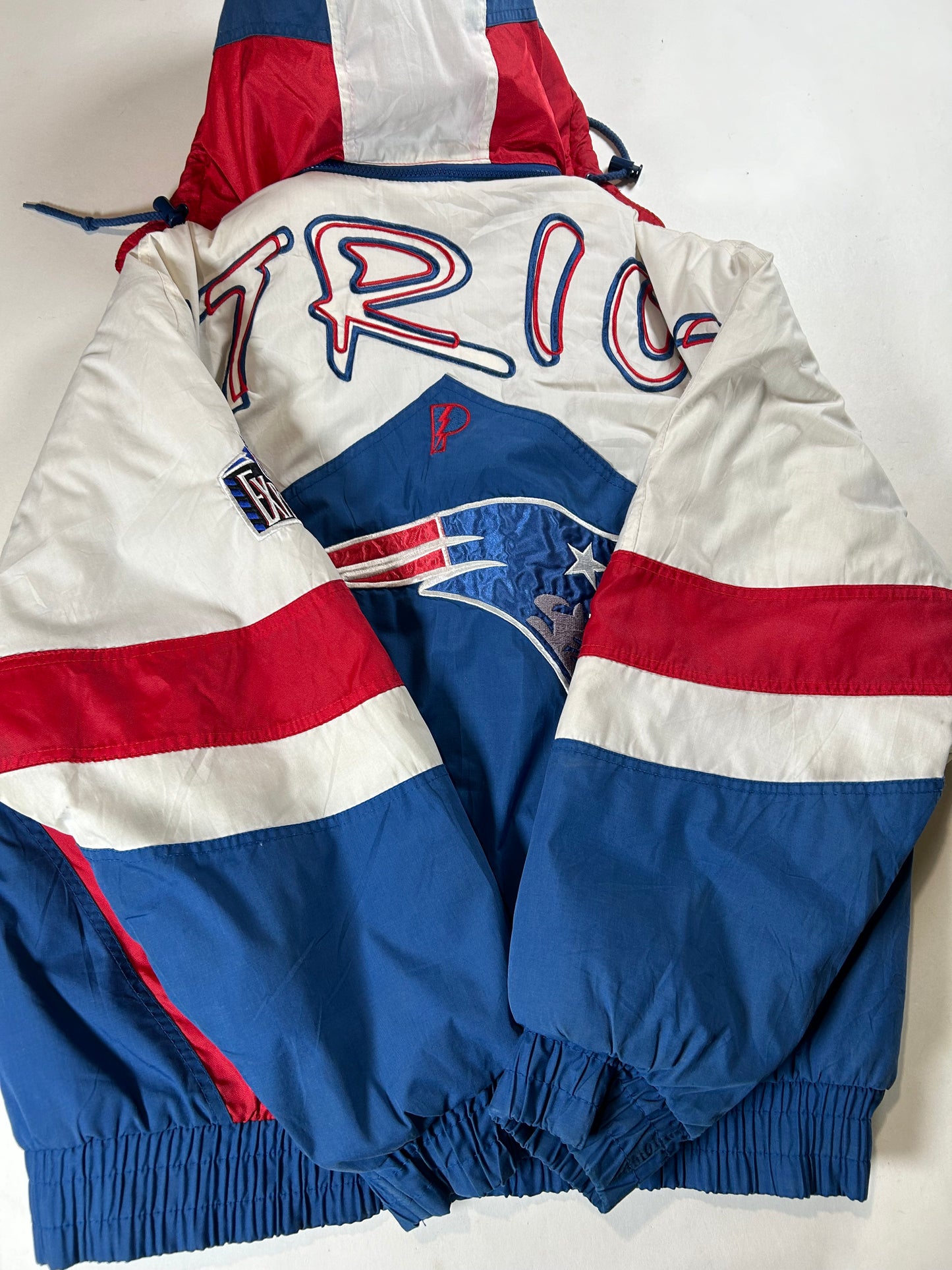 Vintage 90s New England Patriots NFL Graffiti Pro Player Puffer Jacket Tagged Medium Can Fit Large 26.25x27.5 Inches