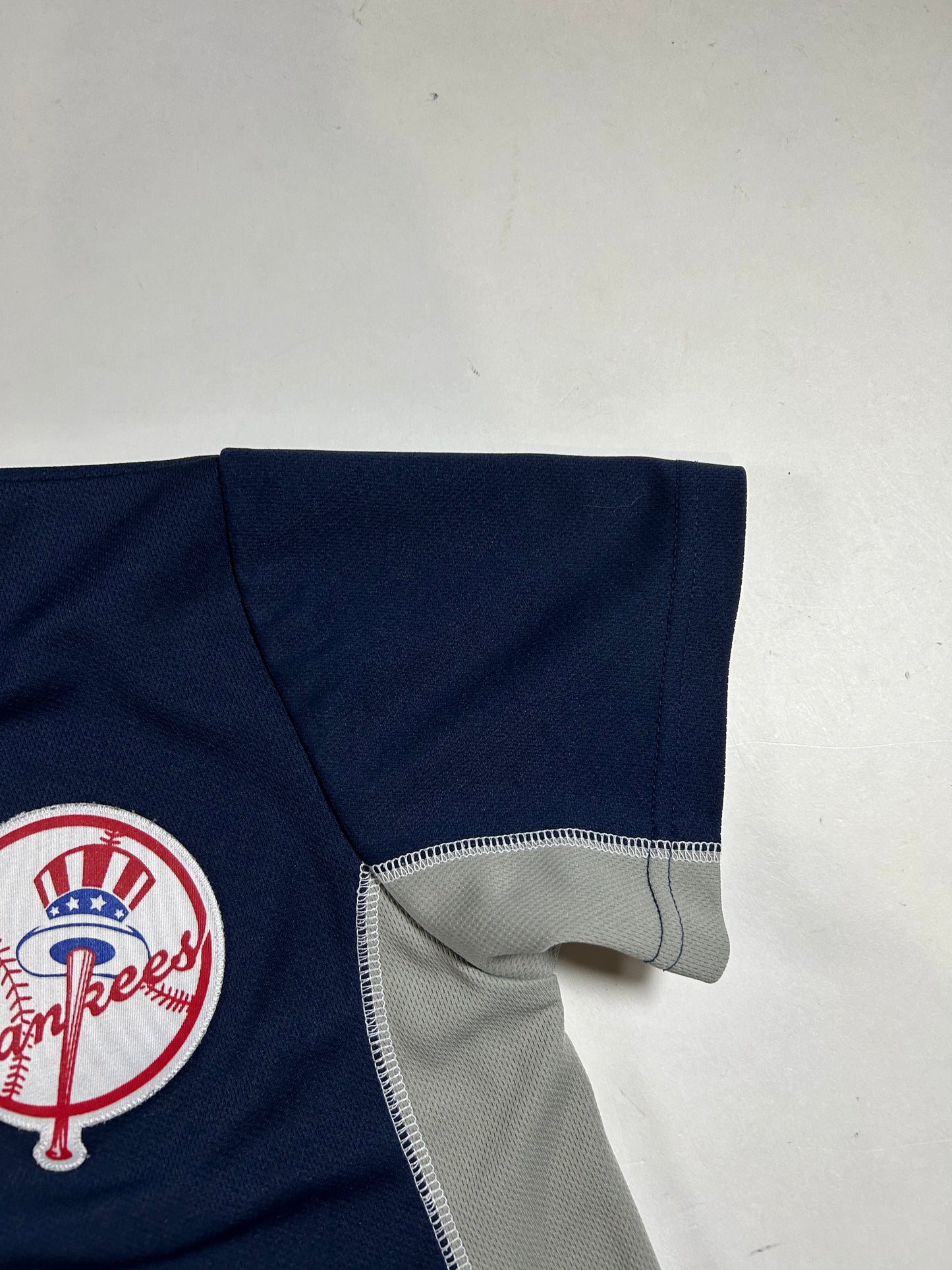 Majestic New York Yankees Derek Jeter #2 MLB Jersey Youth Medium 10/12 18.25x24.25 Inches