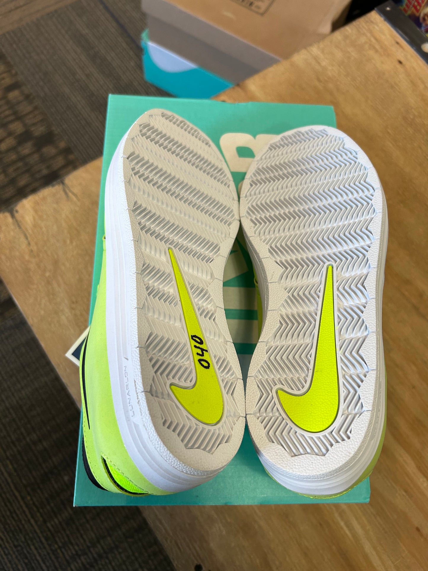 Nike SB Lunar Oneshot Volt/Black 631044-700 Size 8 Brand New With Marks As Is