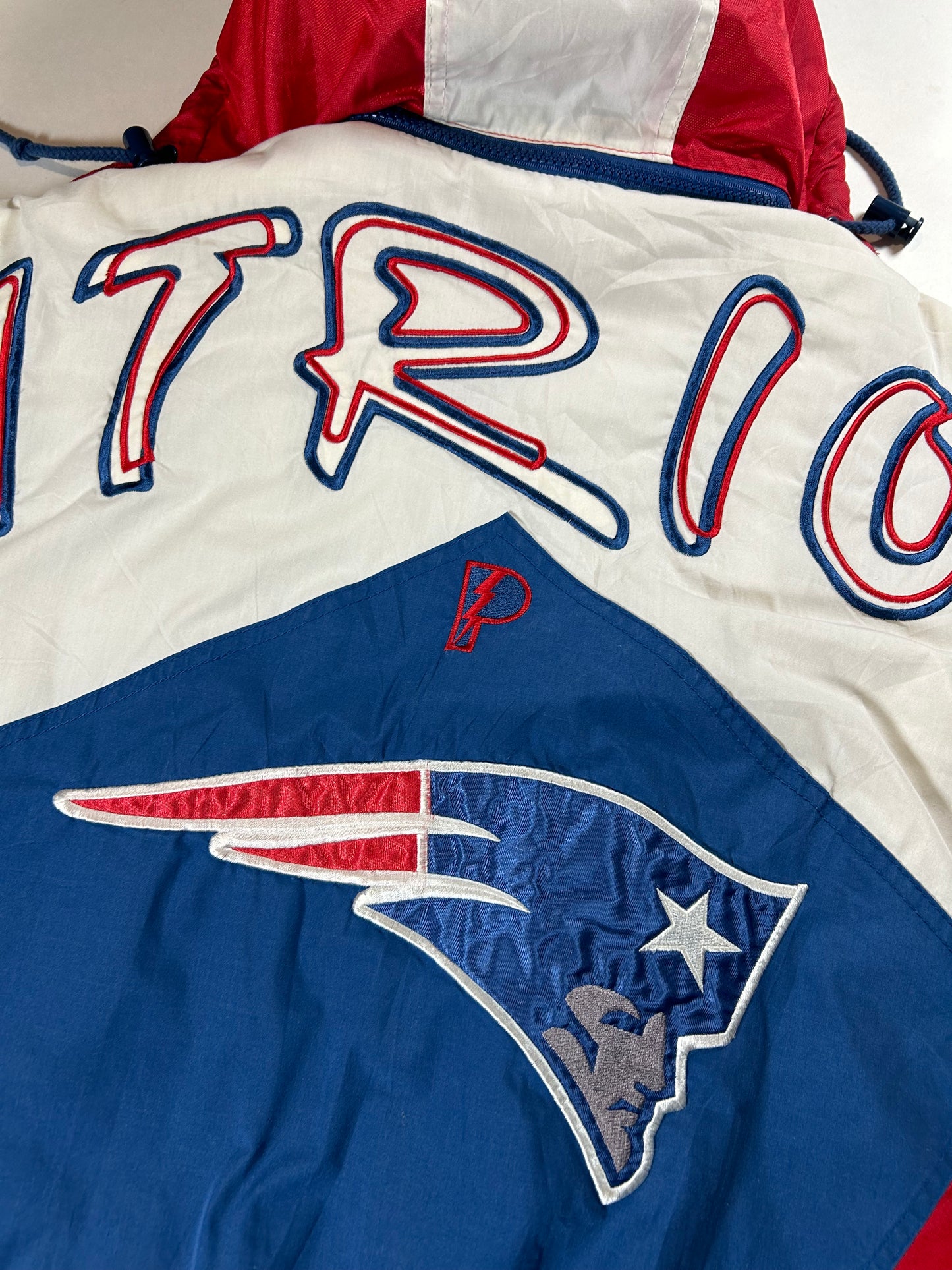 Vintage 90s New England Patriots NFL Graffiti Pro Player Puffer Jacket Tagged Medium Can Fit Large 26.25x27.5 Inches