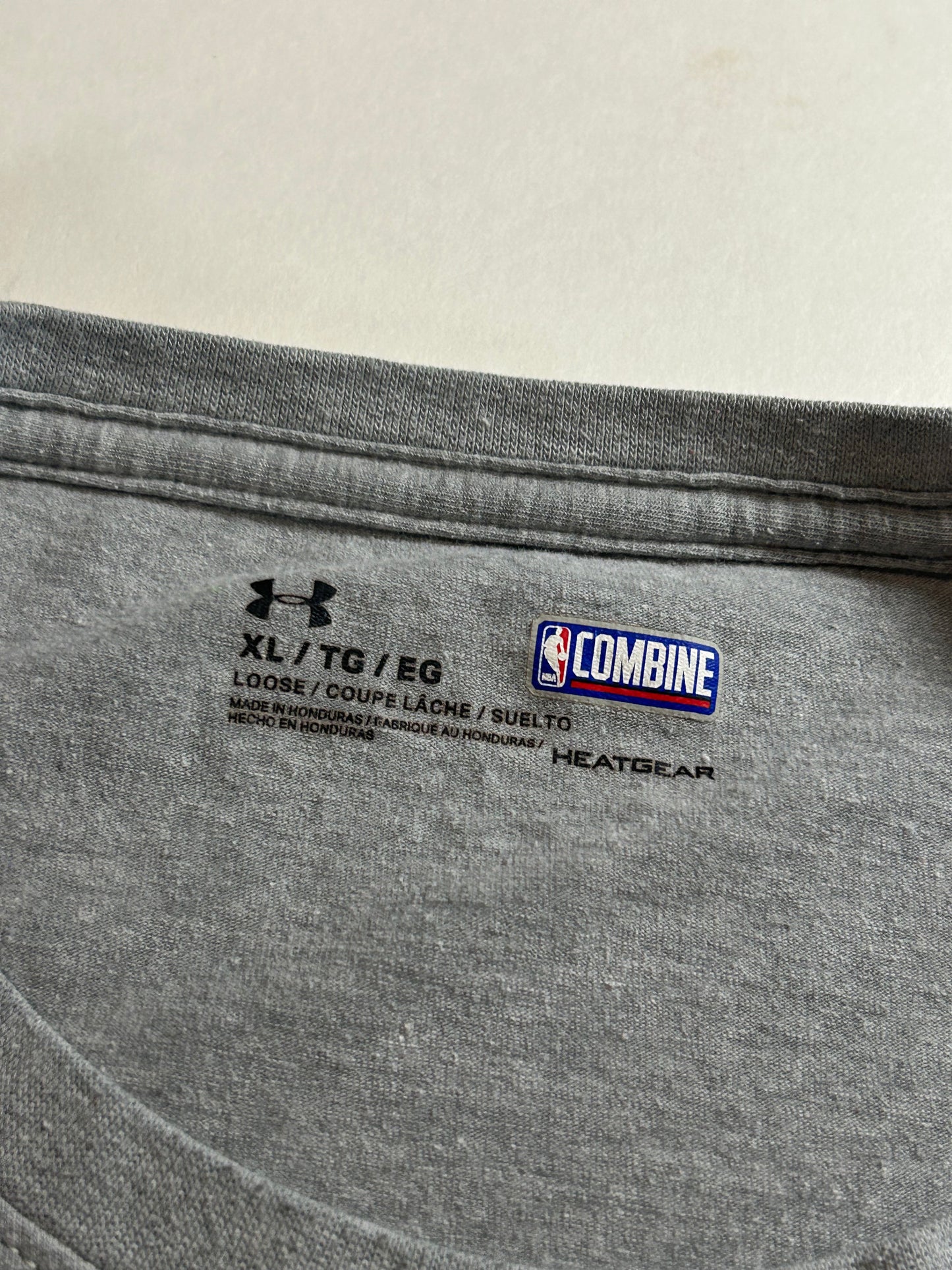 New York Knicks NBA Combine Under Armour HeatGear Gray XL Loose Fit 25.5x31.25 Inches Long Sleeve Shirt NYK