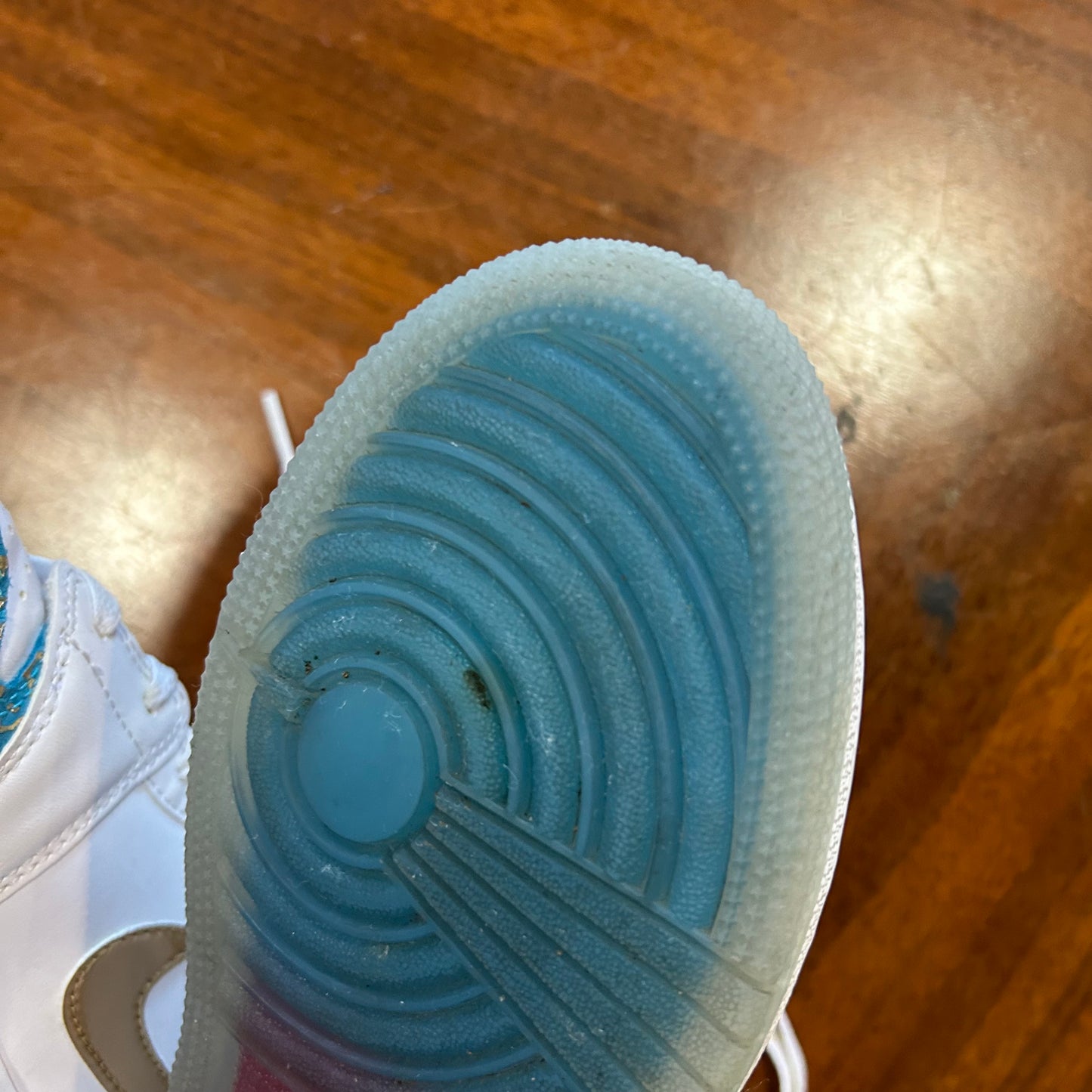 Nike Air Jordan 1 Mid ‘NC to Chicago’ White Metallic Gold GS Size 5.5 FB2212-100