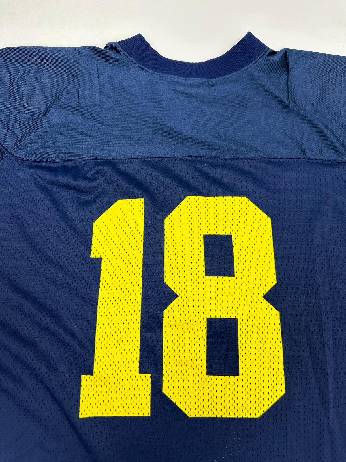 Vintage University Of Michigan Wolverines #18 Nike NCAA Football Jersey Medium/Large Fit 27.25x32.25 Inches