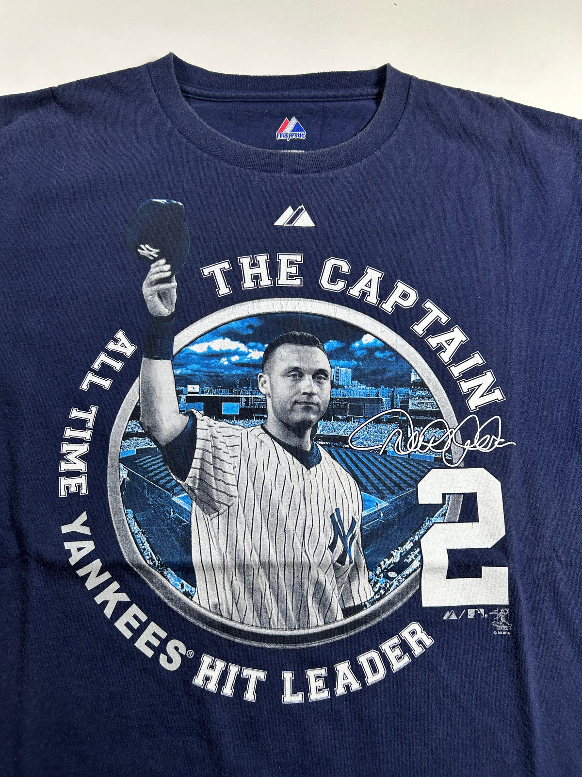 Majestic Derek Jeter All Time Yankees Hit Leader New York Yankees MLB Tee Medium 20.75x28 Inches As Is