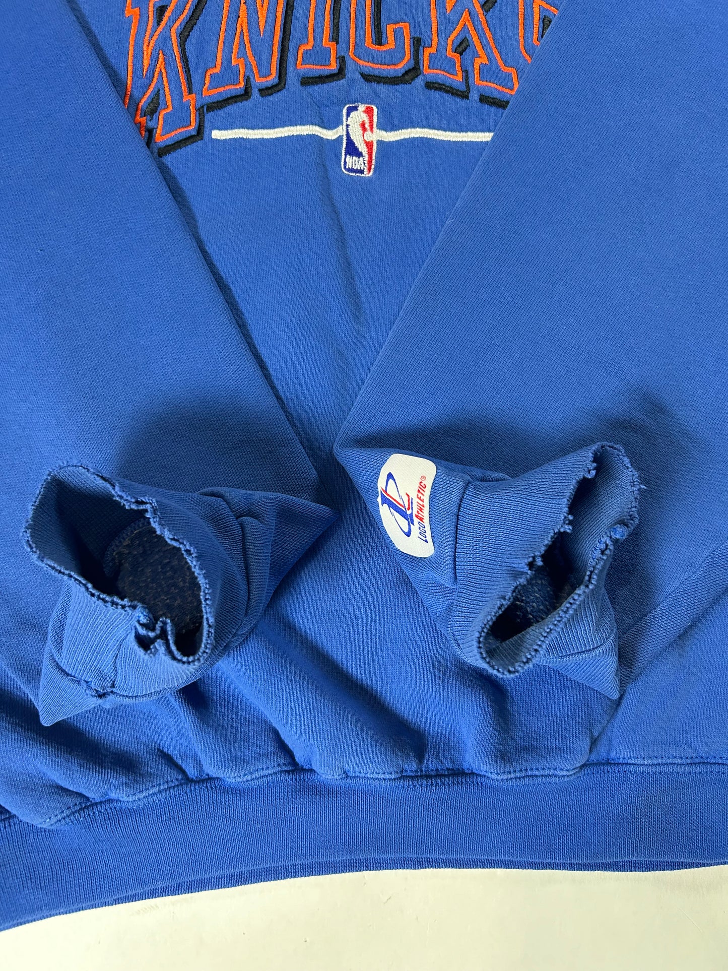 Vintage 90s New York Knicks NBA Embroidered Logo Crewneck Sweatshirt Logo Athletic Thrashed Well Worn In Boxy Large/Medium Fit 25x25 Inches