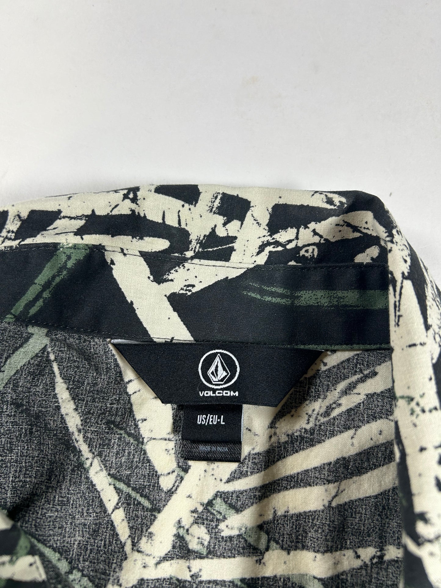 Volcom Floral Short Sleeve Button Up Shirt 2019 Skate Skateboarding Surf Large 21.5x30.25 Inches