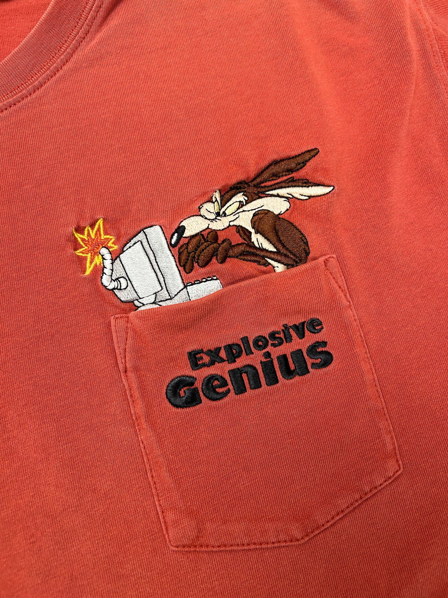 Vintage 2000 Warner Bros Studio Store Wile E. Coyote Explosive Genius Pocket Tee Medium 21x26 Inches