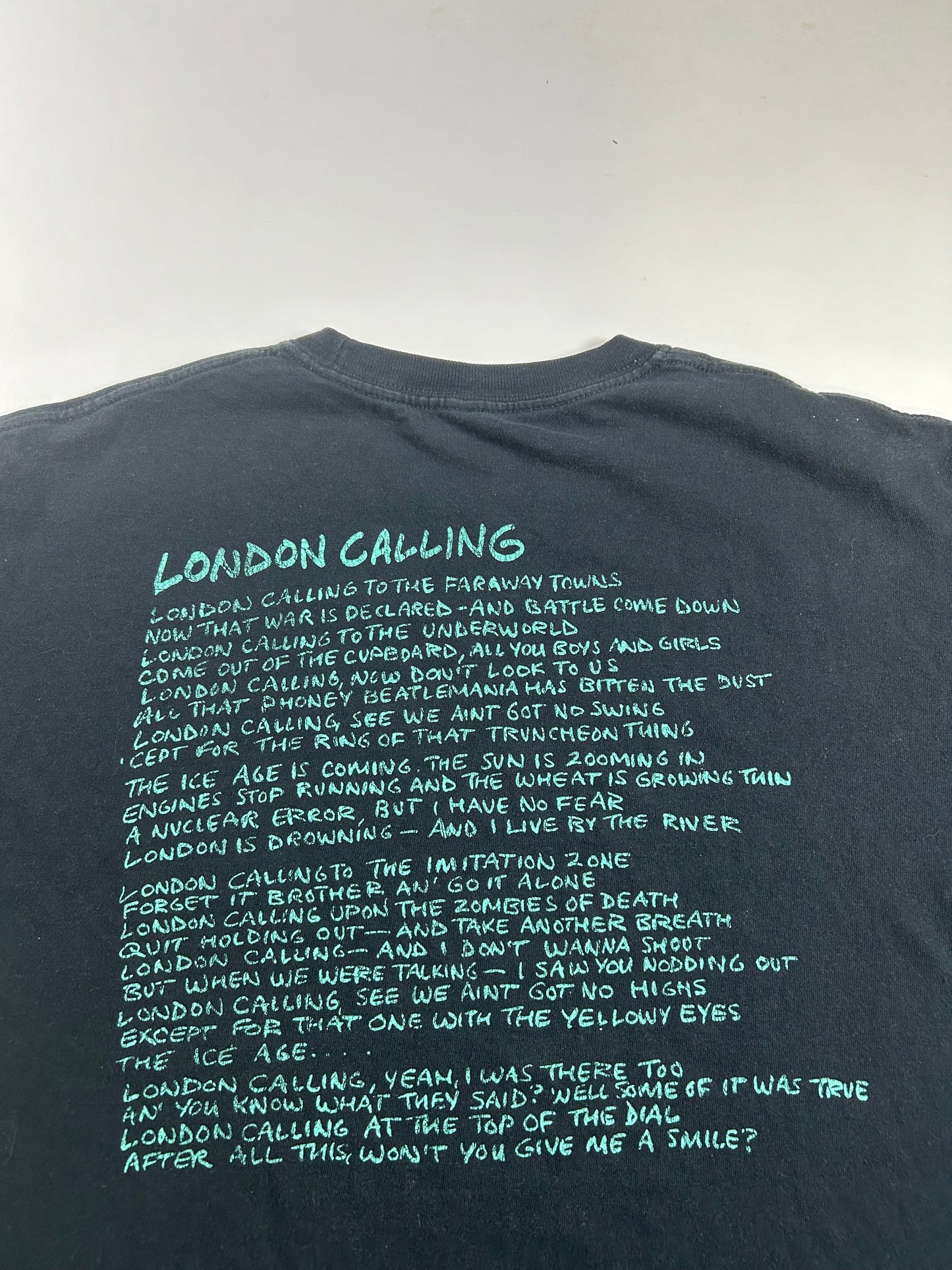 The Clash London Calling Graphic T Shirt Black 2000s Print Music Cropped Tee M/S Fit 20.5x24.5 Inches