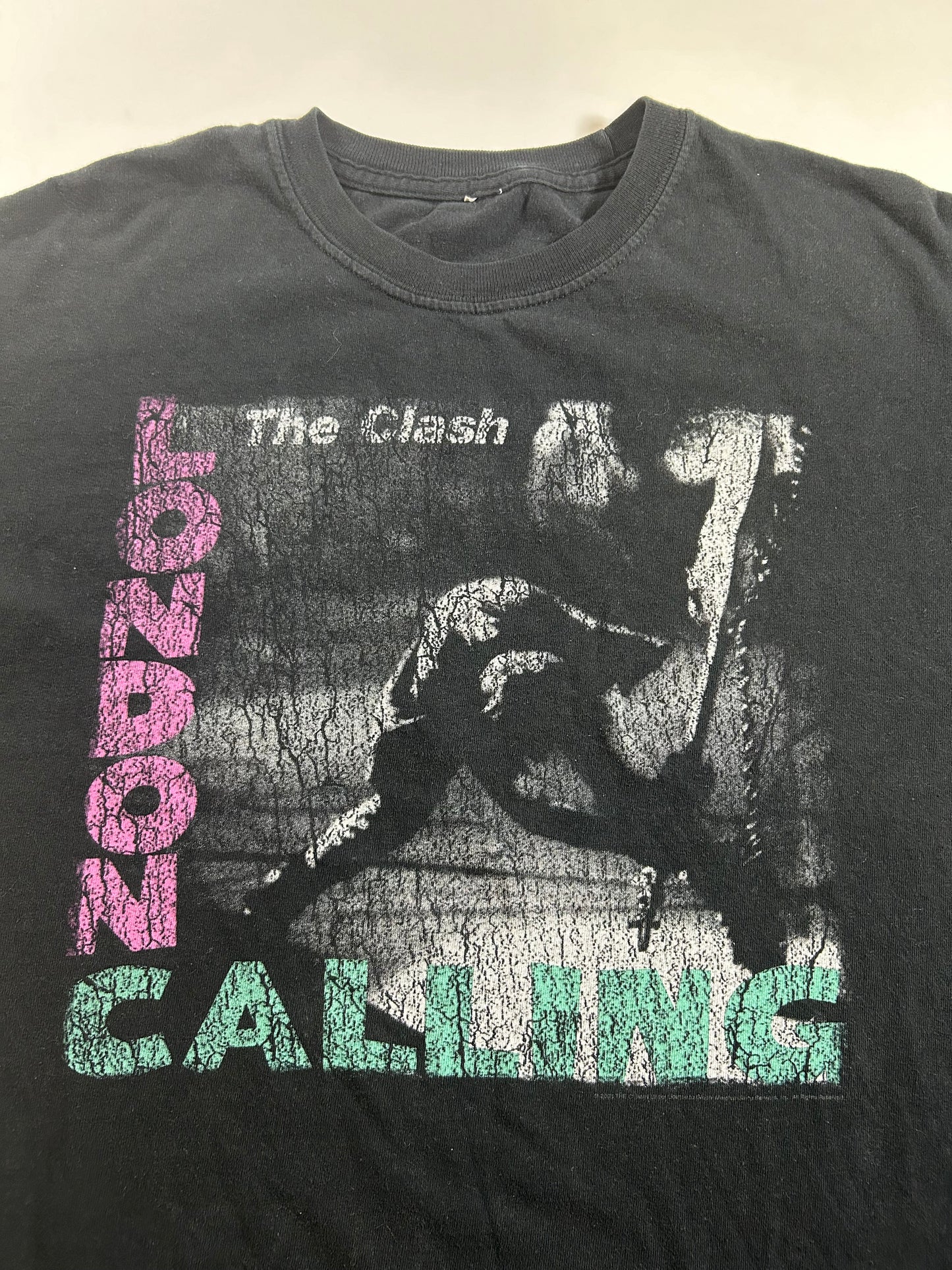 The Clash London Calling Graphic T Shirt Black 2000s Print Music Cropped Tee M/S Fit 20.5x24.5 Inches