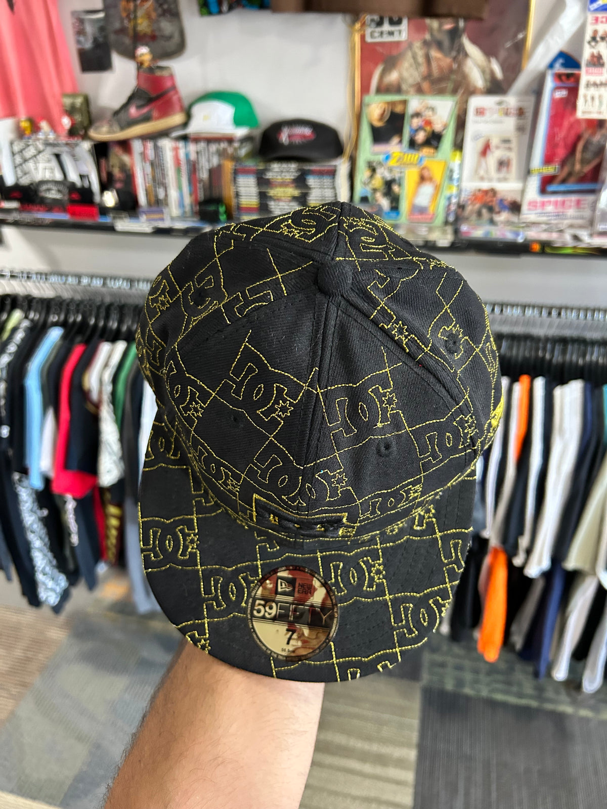 DC Shoes x New Era 59FIFTY Fitted Hat All-Over Print Black/Gold Size 7 Monogram