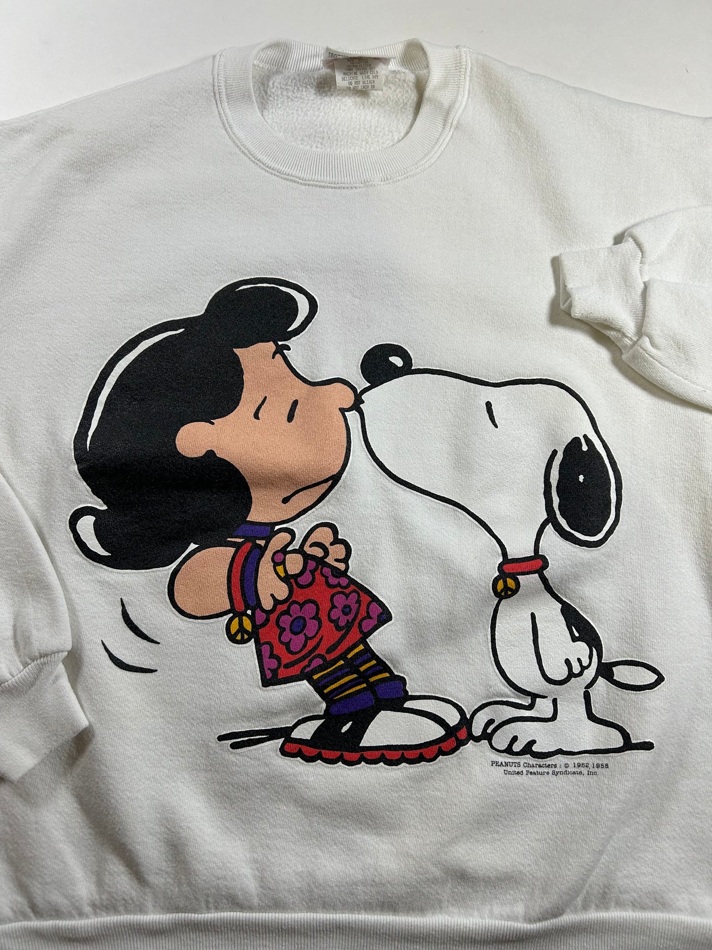 Vintage Peanuts Lucy Snoopy Kissing Woodstock Crewneck Sweatshirt 90s Large/Medium 22.5x25.75 Inches Valentines