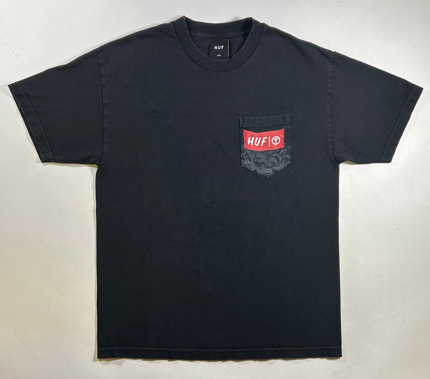 Huf Worldwide Pocket Skate Tee Upside down Peace Shirt Black Large 21x29 Inches