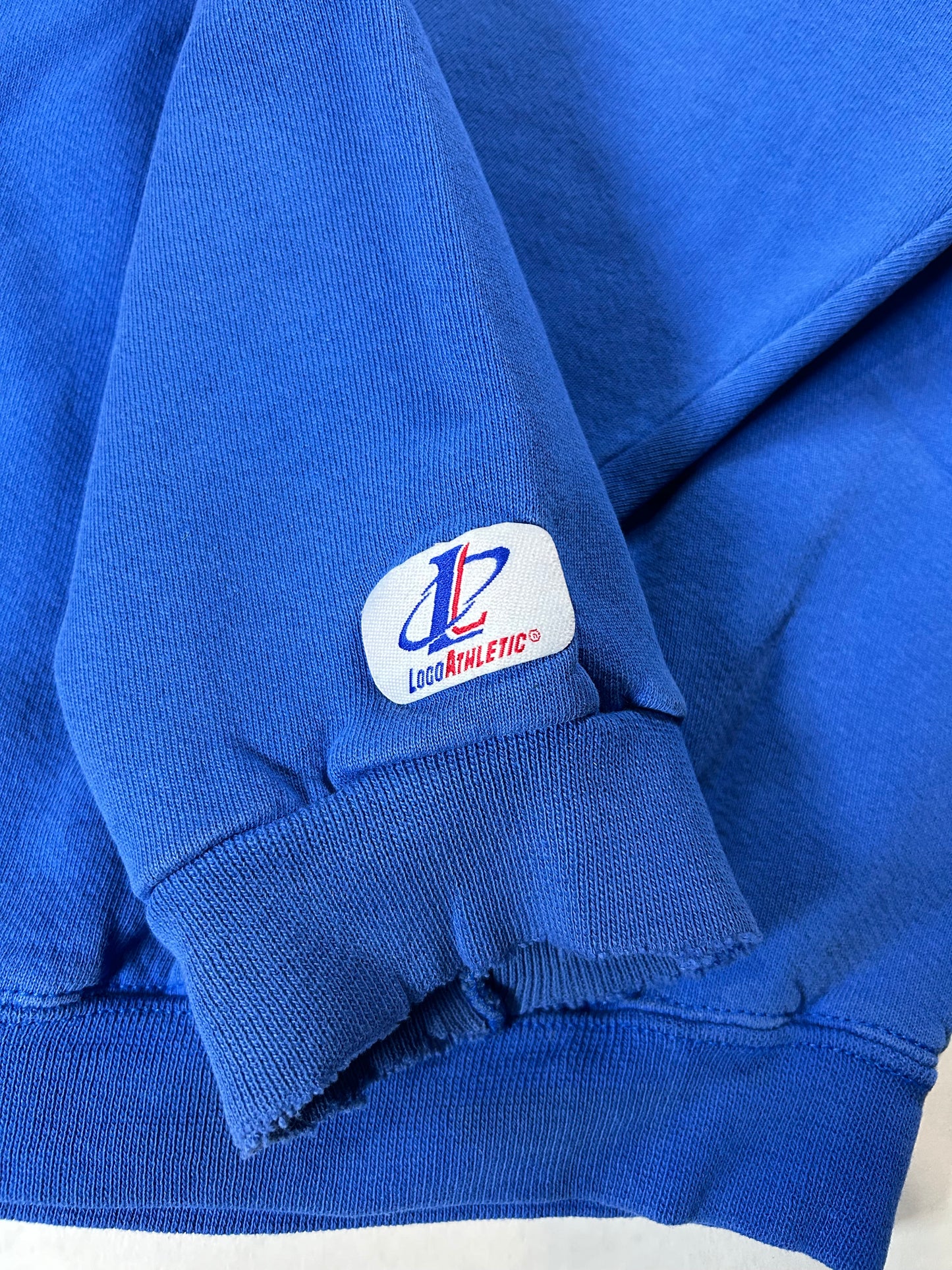 Vintage 90s New York Knicks NBA Embroidered Logo Crewneck Sweatshirt Logo Athletic Thrashed Well Worn In Boxy Large/Medium Fit 25x25 Inches