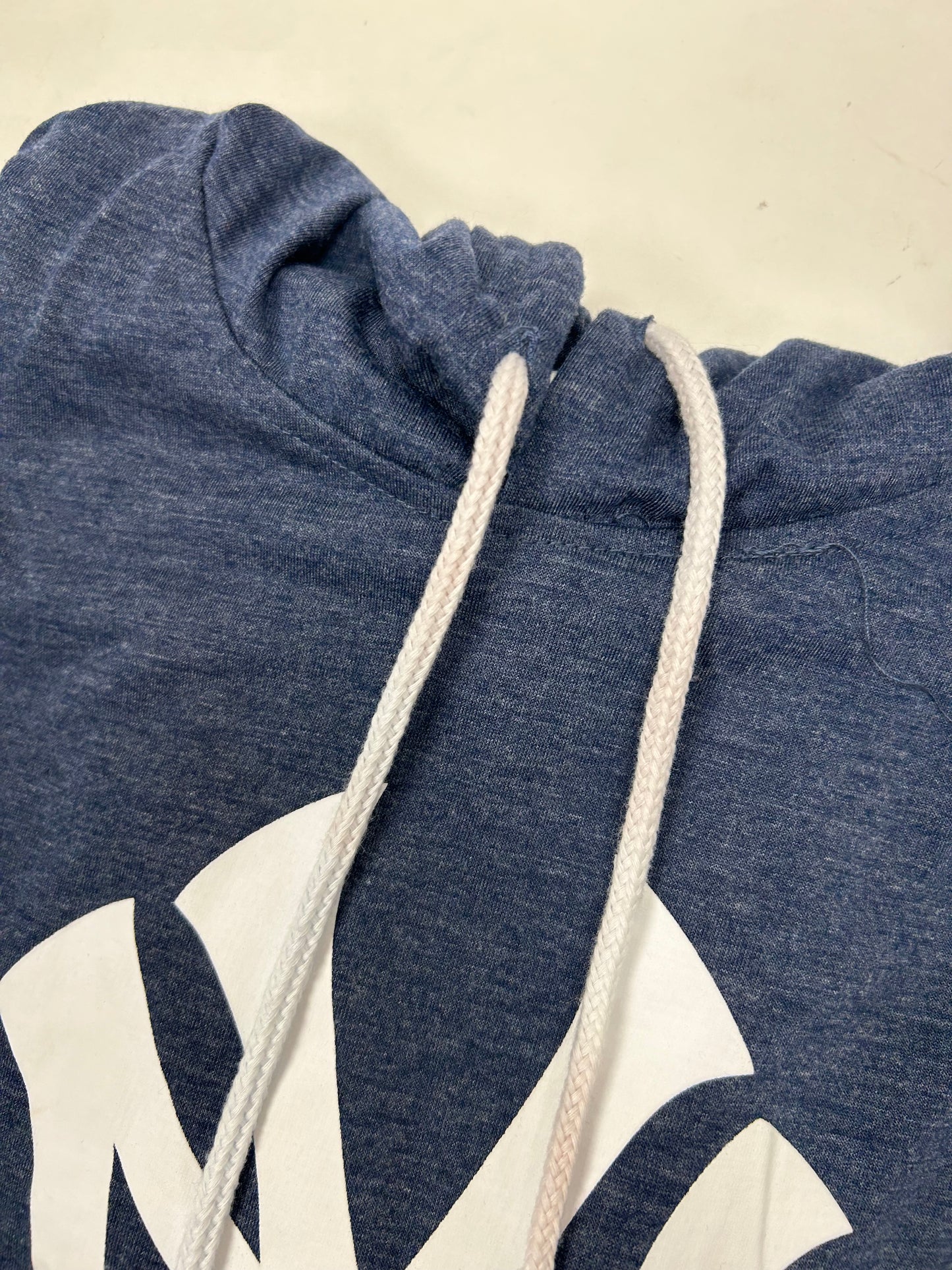 NEW YORK YANKEES SHORT SLEEVE HOODIE PULLOVER SHIRT SGA 8/21/2024 XL 23.25x30 Inches