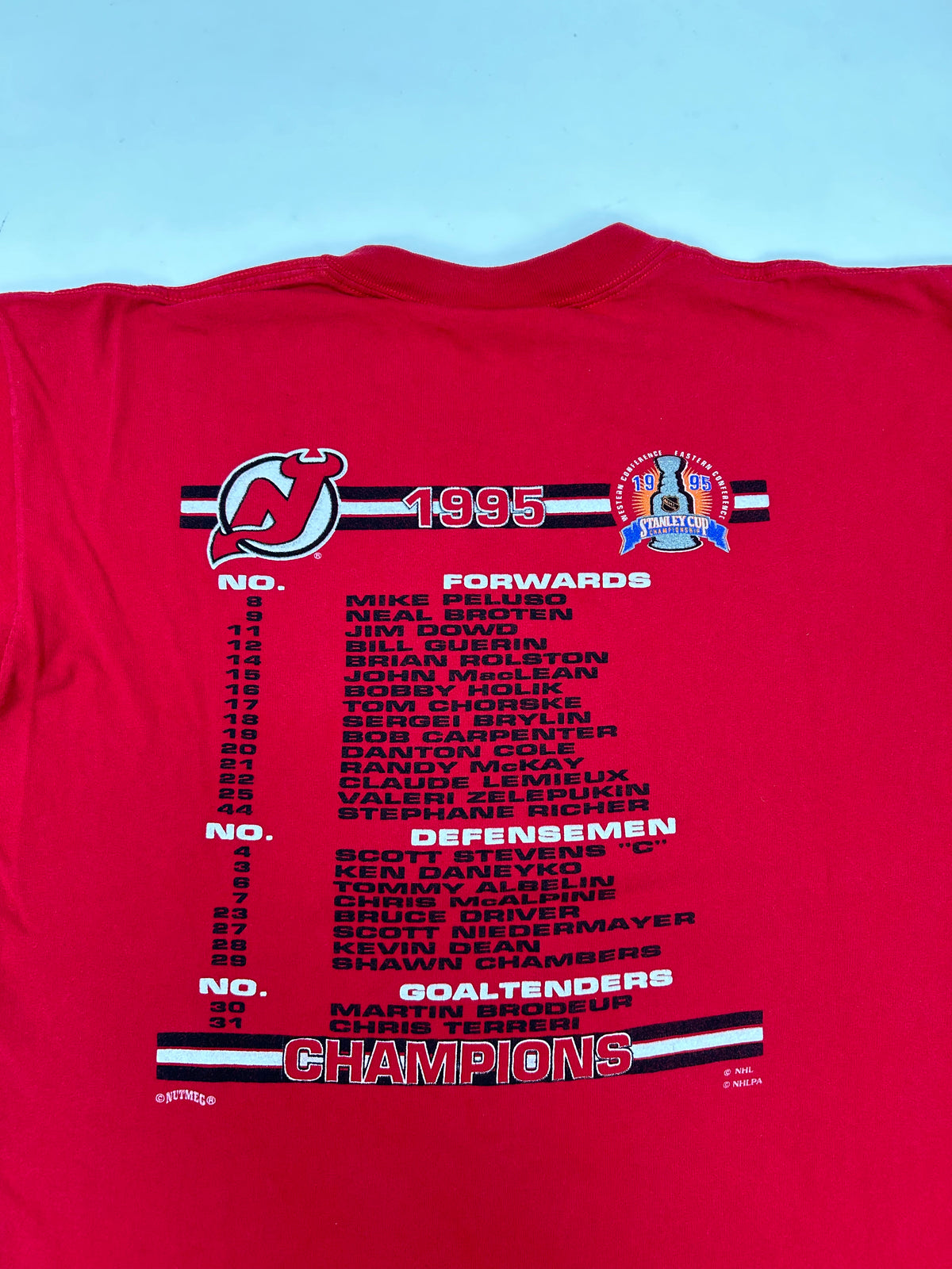 Vintage Nutmeg 1995 New Jersey Devils NHL Stanley Cup Champions Roster Tee L/M Fit 22.25x26.5 Inches