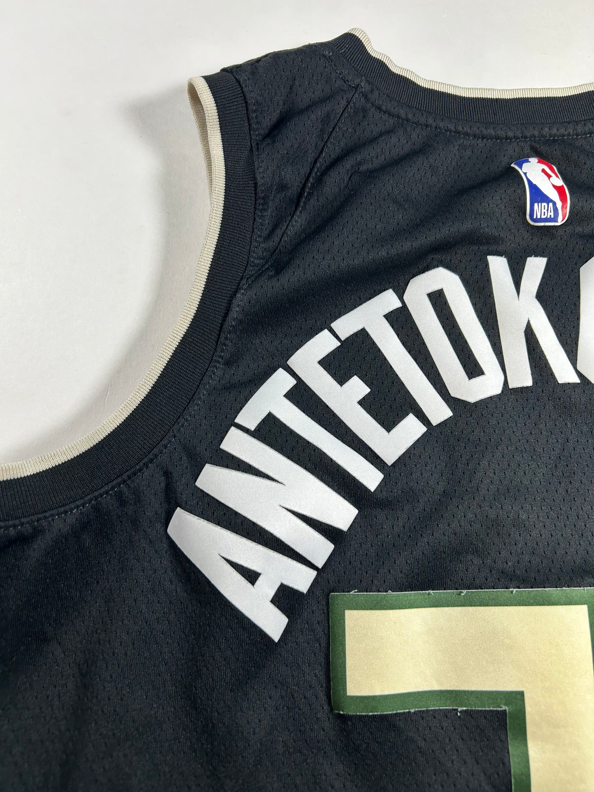 Giannis Antetokounmpo Milwaukee Bucks Nike Swingman Jersey Large 48 21x28.5 Inches