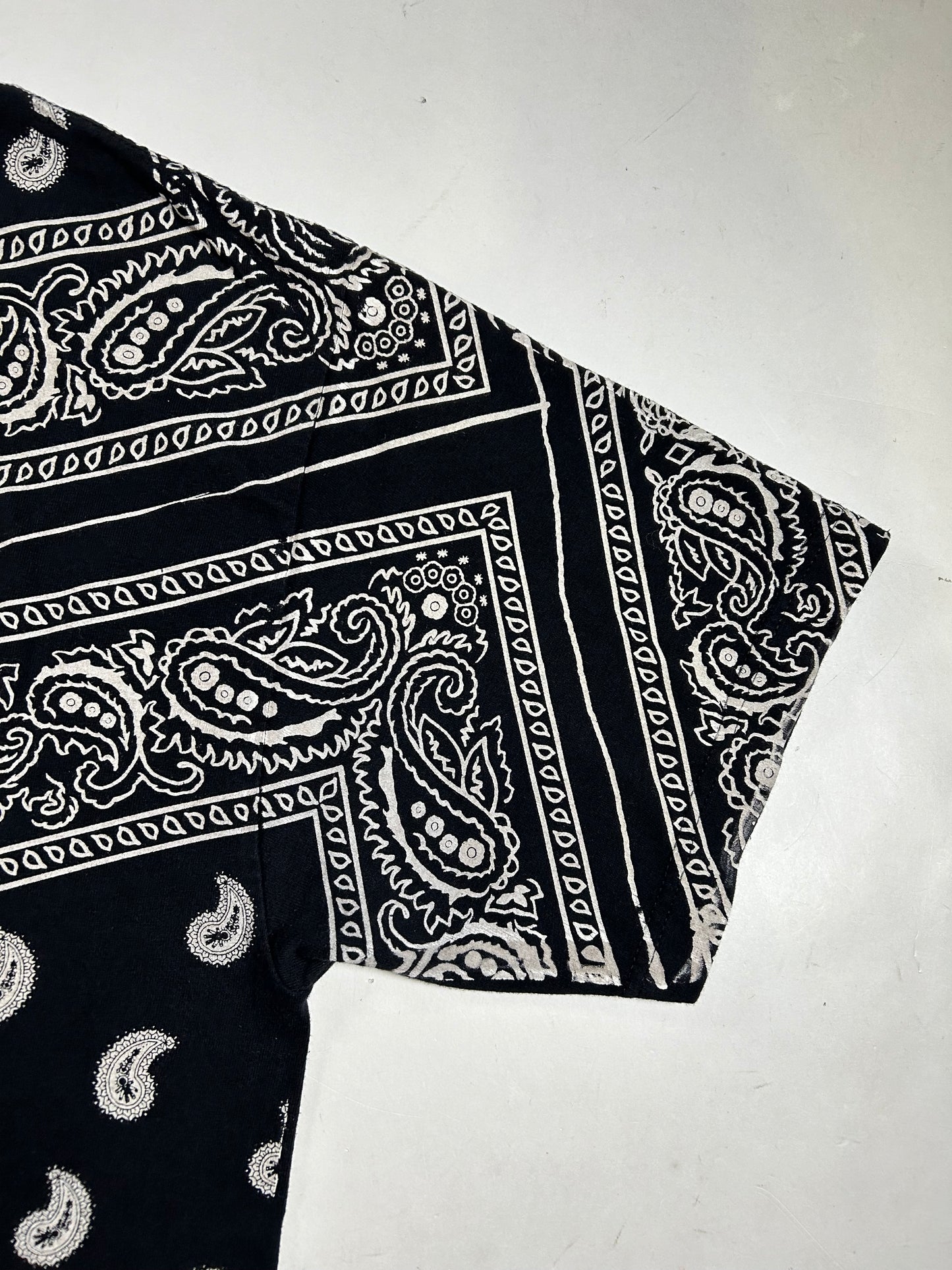 Vintage 2000s Y2k Hybrid T-Shirt Black Paisley Bandana Skater Grunge Skate Tee XL 23.25x31 Inches