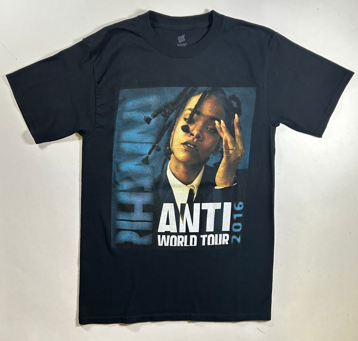 Rihanna Anti World Tour With Special Guest Travis Scott Music Parking Lot Tee Small 17.25x27 Inches