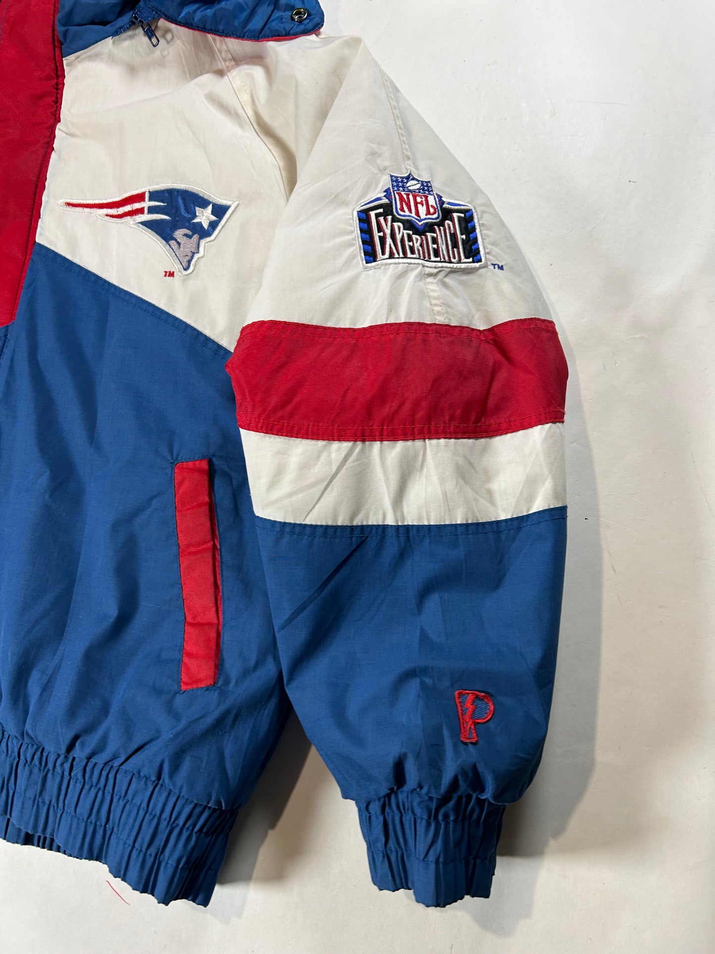 Vintage 90s New England Patriots NFL Graffiti Pro Player Puffer Jacket Tagged Medium Can Fit Large 26.25x27.5 Inches
