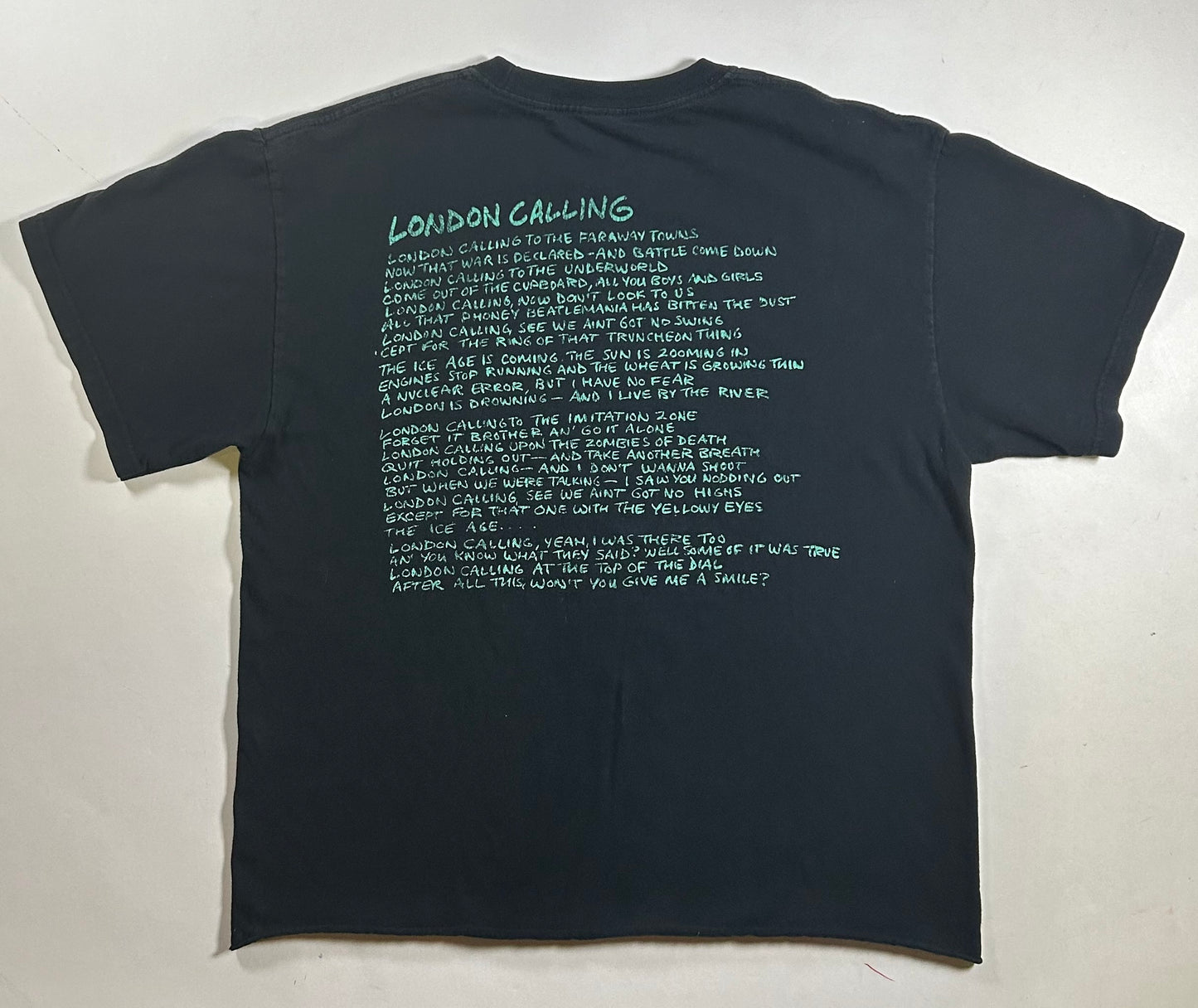 The Clash London Calling Graphic T Shirt Black 2000s Print Music Cropped Tee M/S Fit 20.5x24.5 Inches
