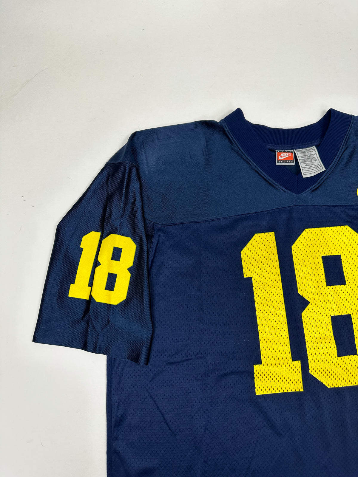 Vintage University Of Michigan Wolverines #18 Nike NCAA Football Jersey Medium/Large Fit 27.25x32.25 Inches