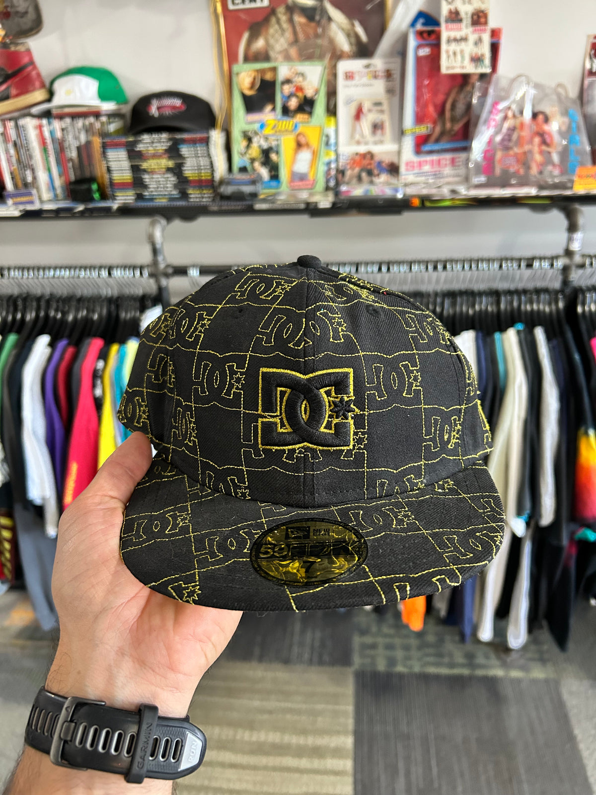DC Shoes x New Era 59FIFTY Fitted Hat All-Over Print Black/Gold Size 7 Monogram