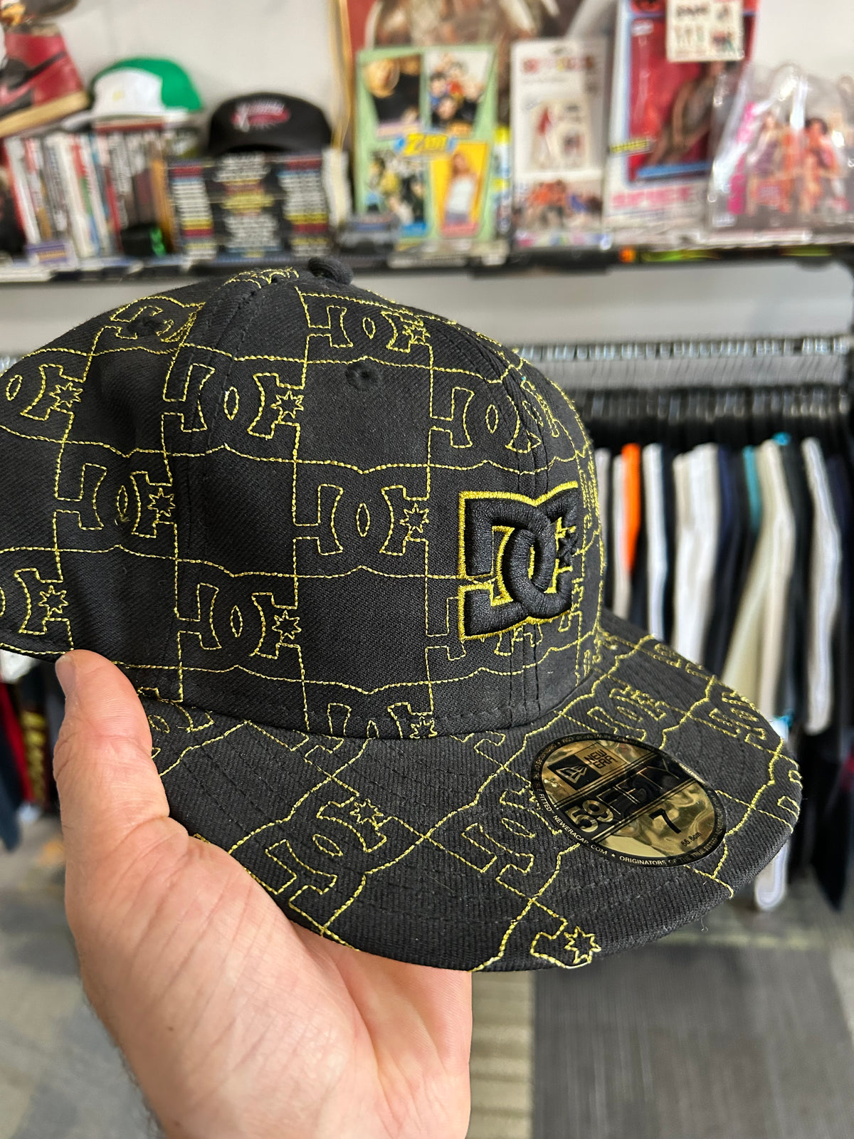 DC Shoes x New Era 59FIFTY Fitted Hat All-Over Print Black/Gold Size 7 Monogram